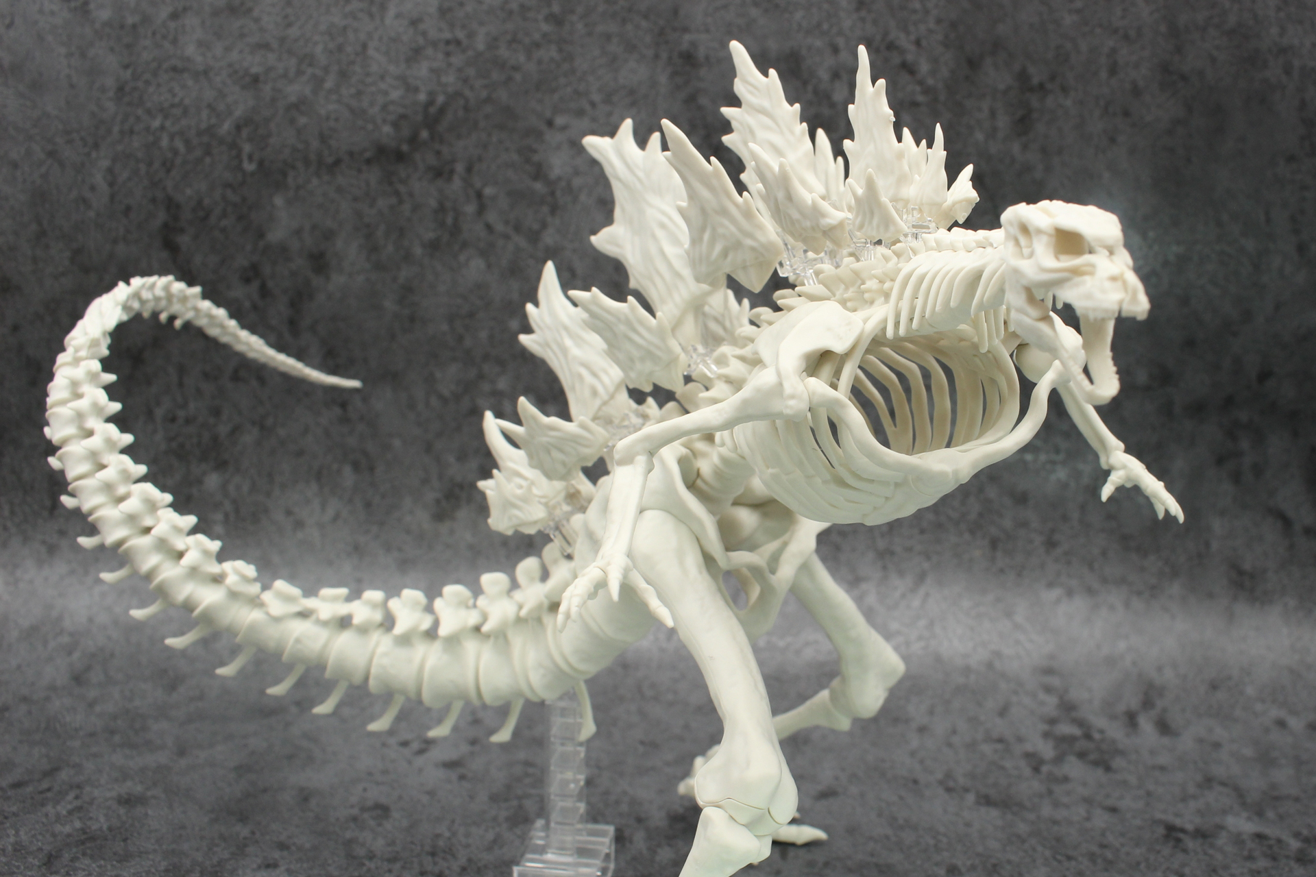 胸には内臓が入るであろう大きな空洞が。