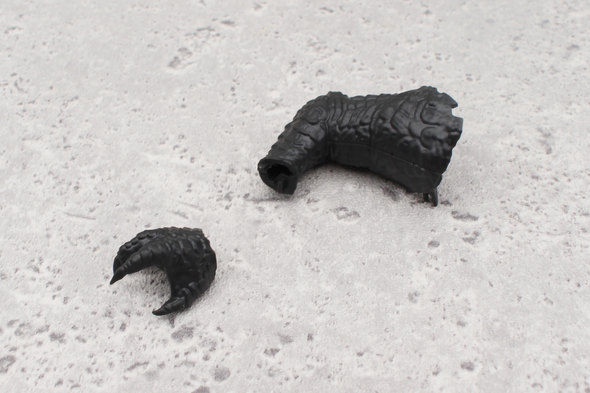 腕と手首をそれぞれ組み立てる