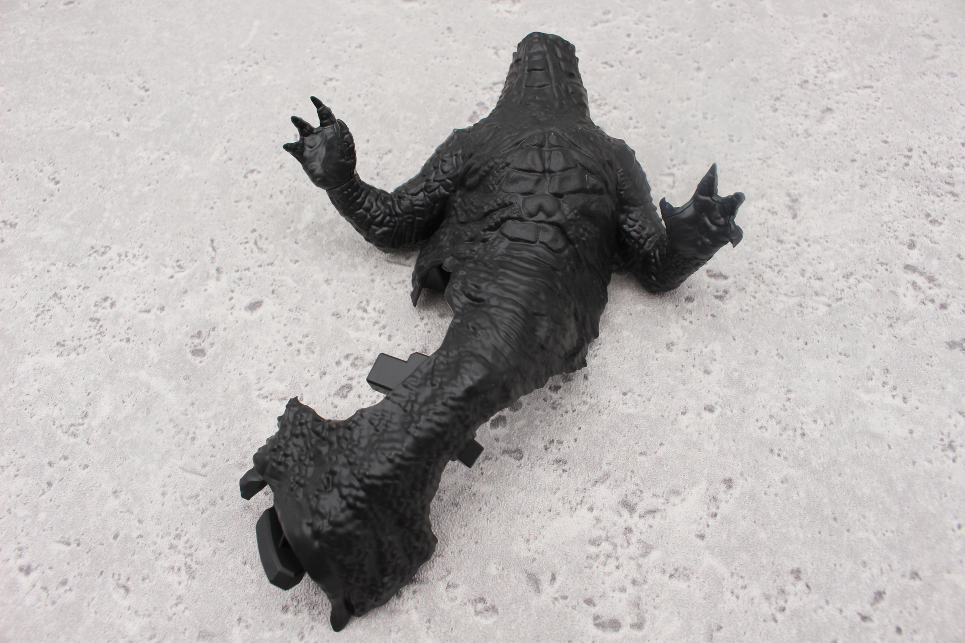 胴体のパーツに両腕を取り付け