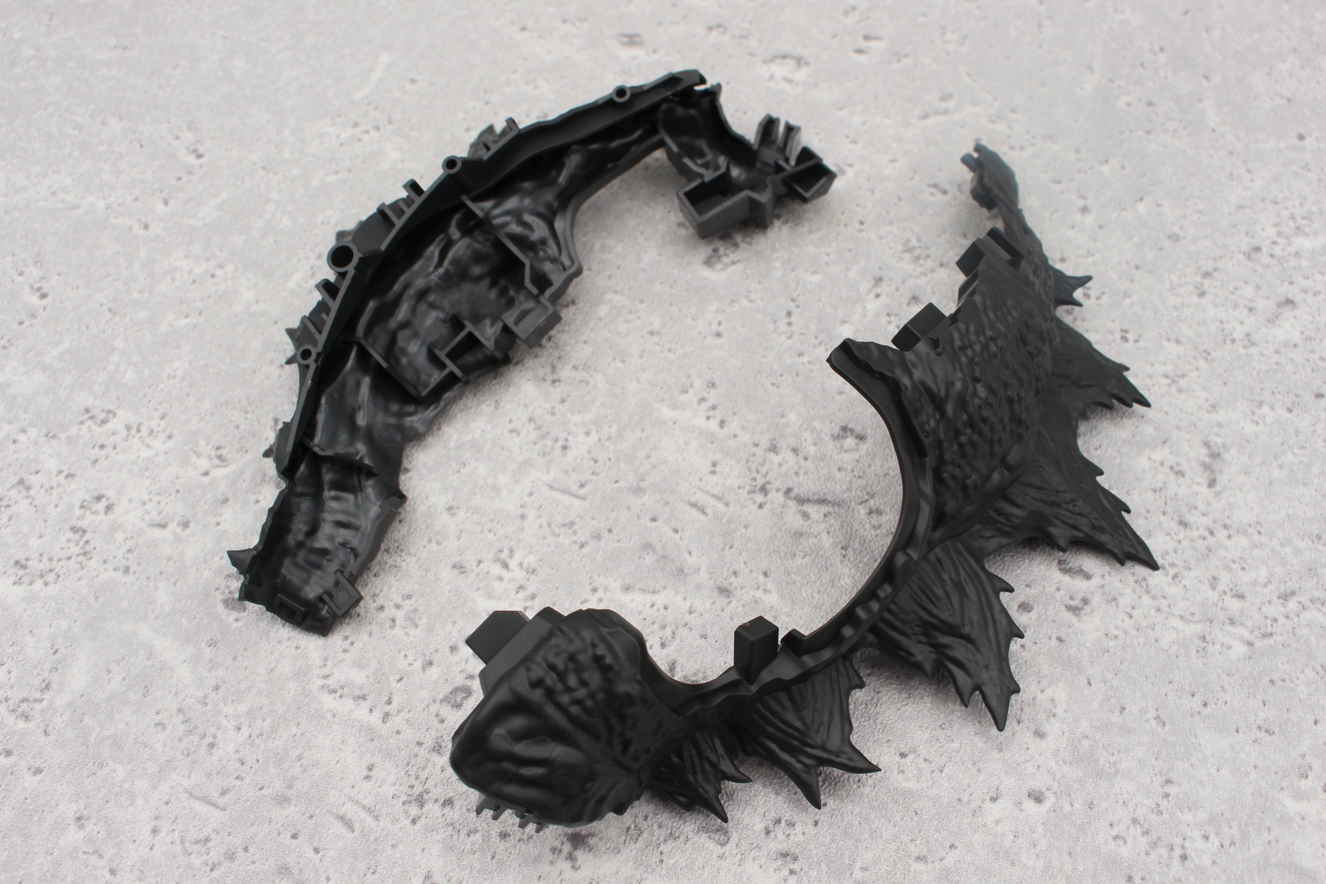 ヒレの一部は背中のパーツと一体化されている