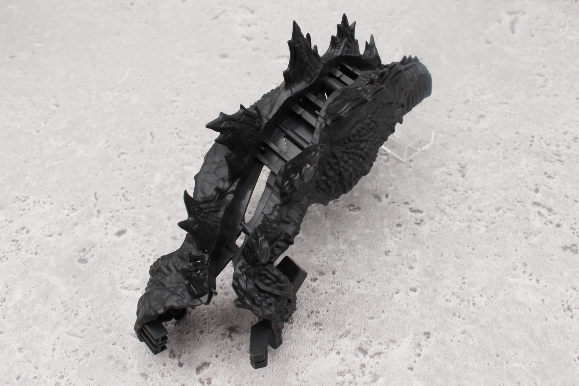 組み立てた背中の左右を合わせる