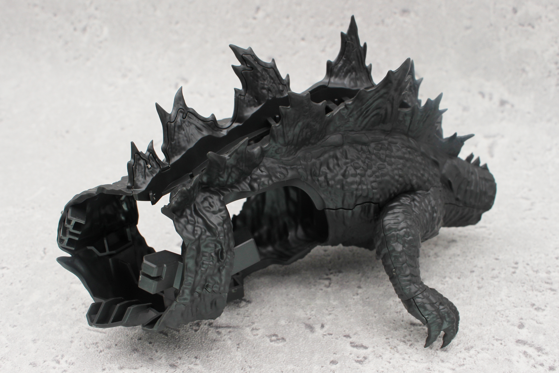 組み立てた背中を胴体に取り付ける