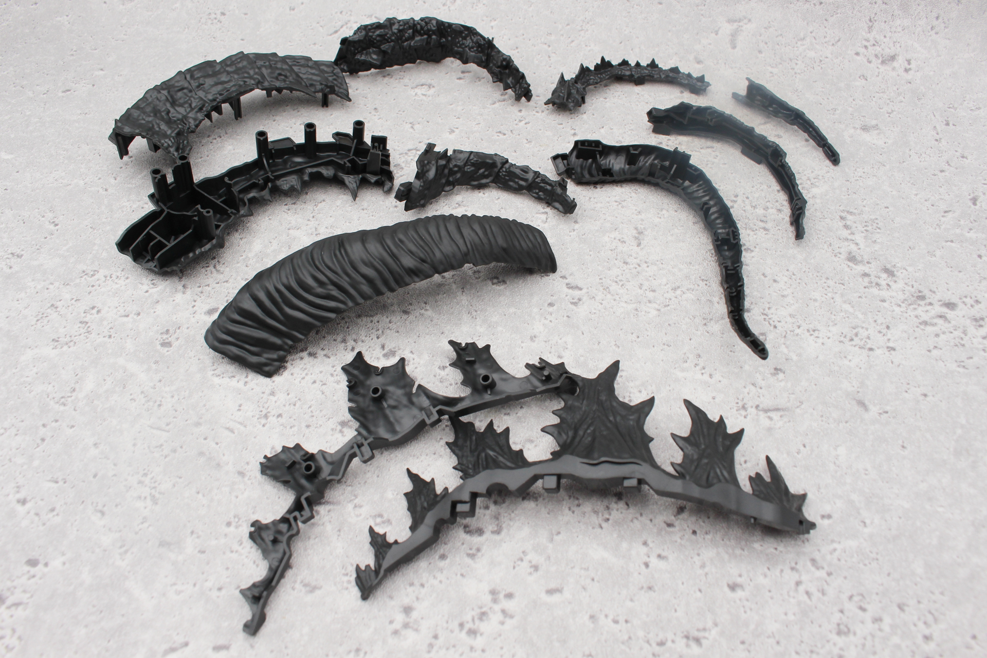 尻尾と背ビレの組み立て。尻尾はパーツが多めだ