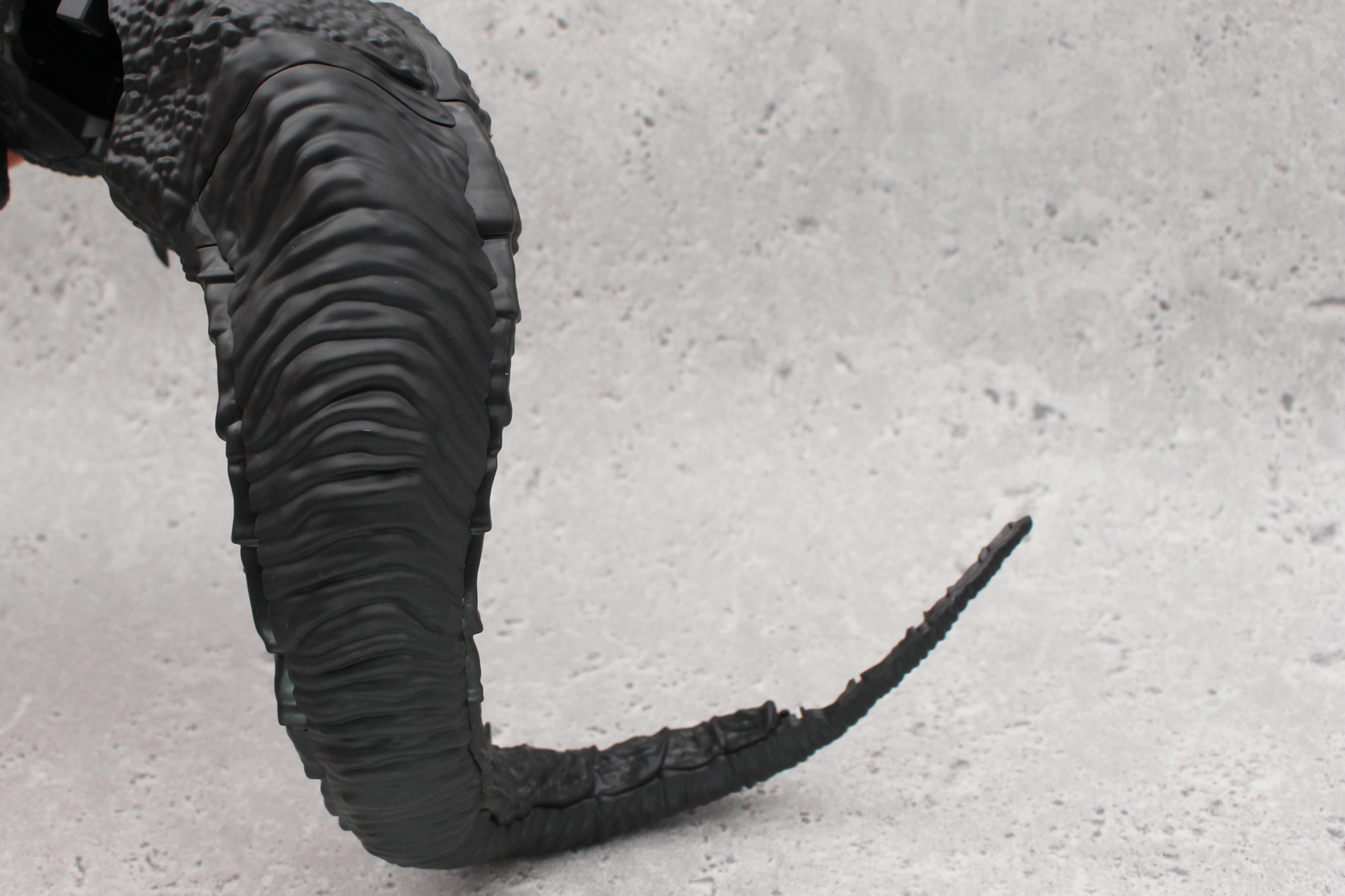 尻尾の裏側のパーツを取り付ける