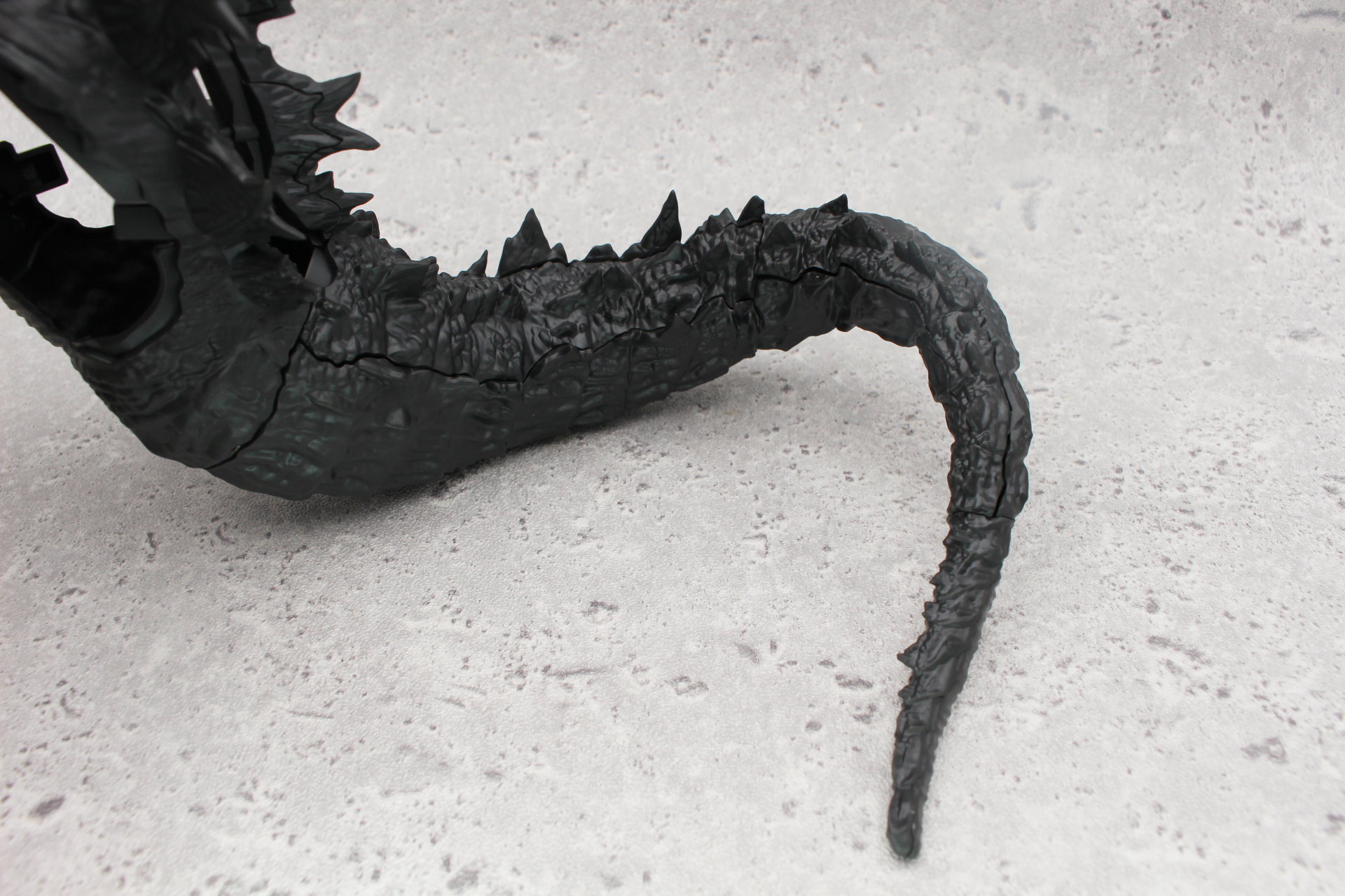 尻尾の残りのパーツを取り付ける