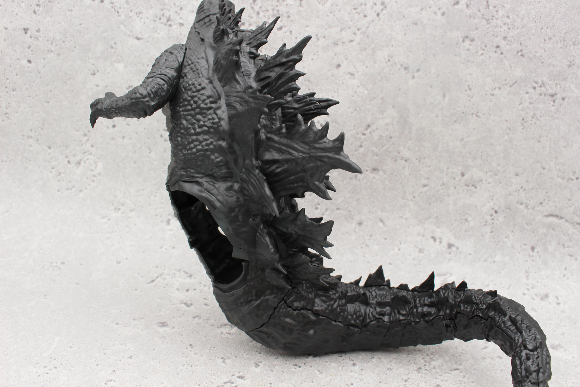 背中の中央に取り付ける