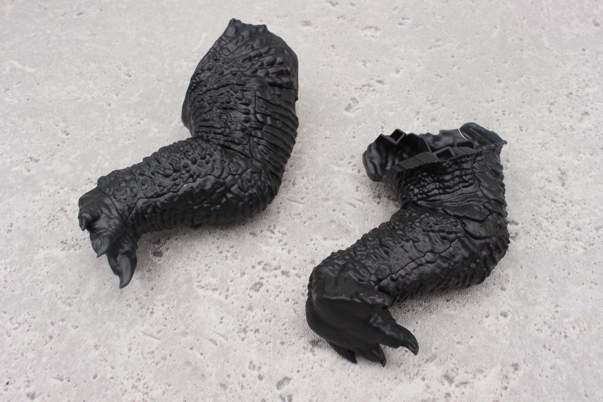 左脚も組み立てる