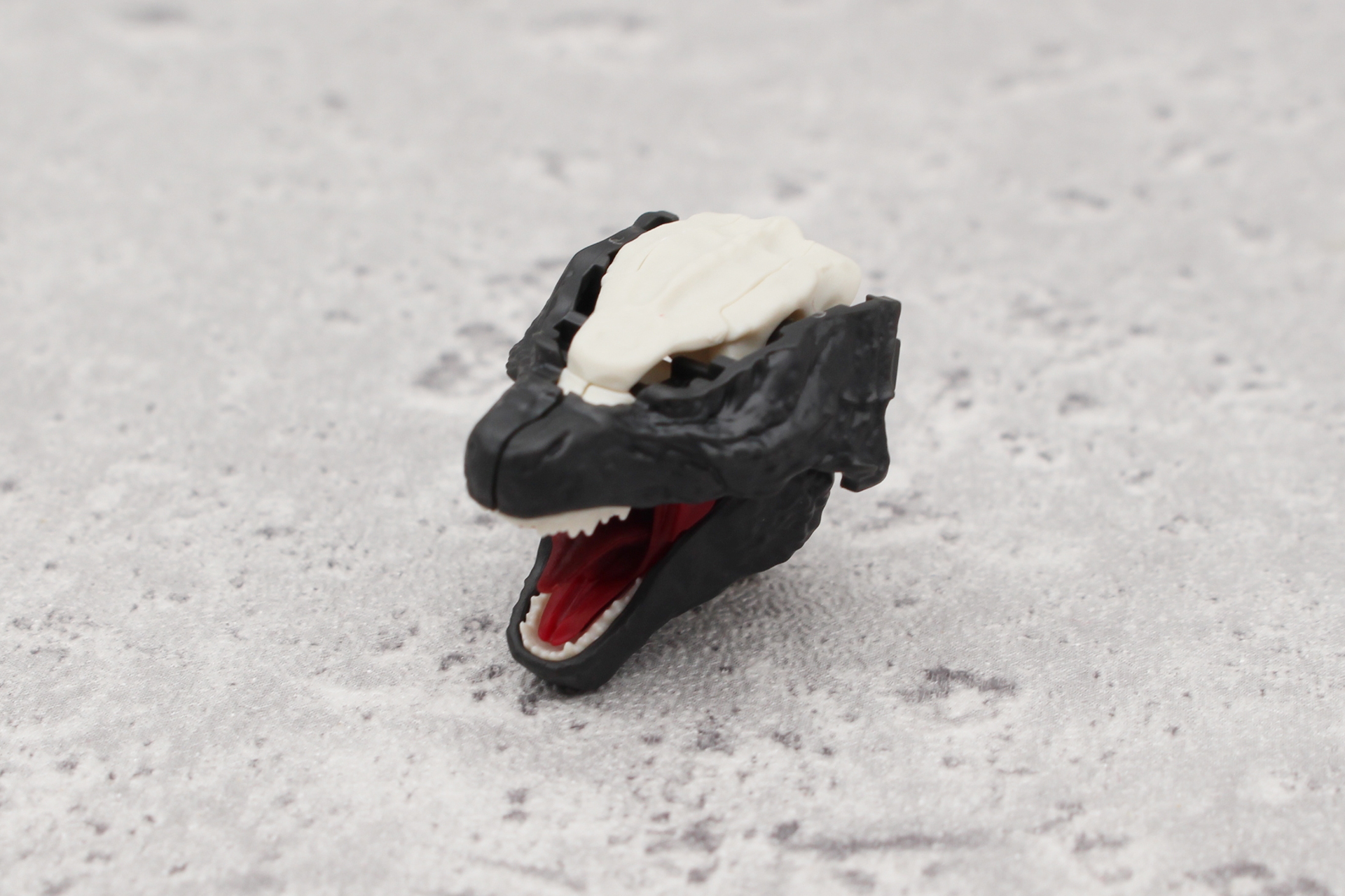 左右から顔の外皮を取り付ける。顔の中心に合わせ目があるのでしっかりはめ込もう