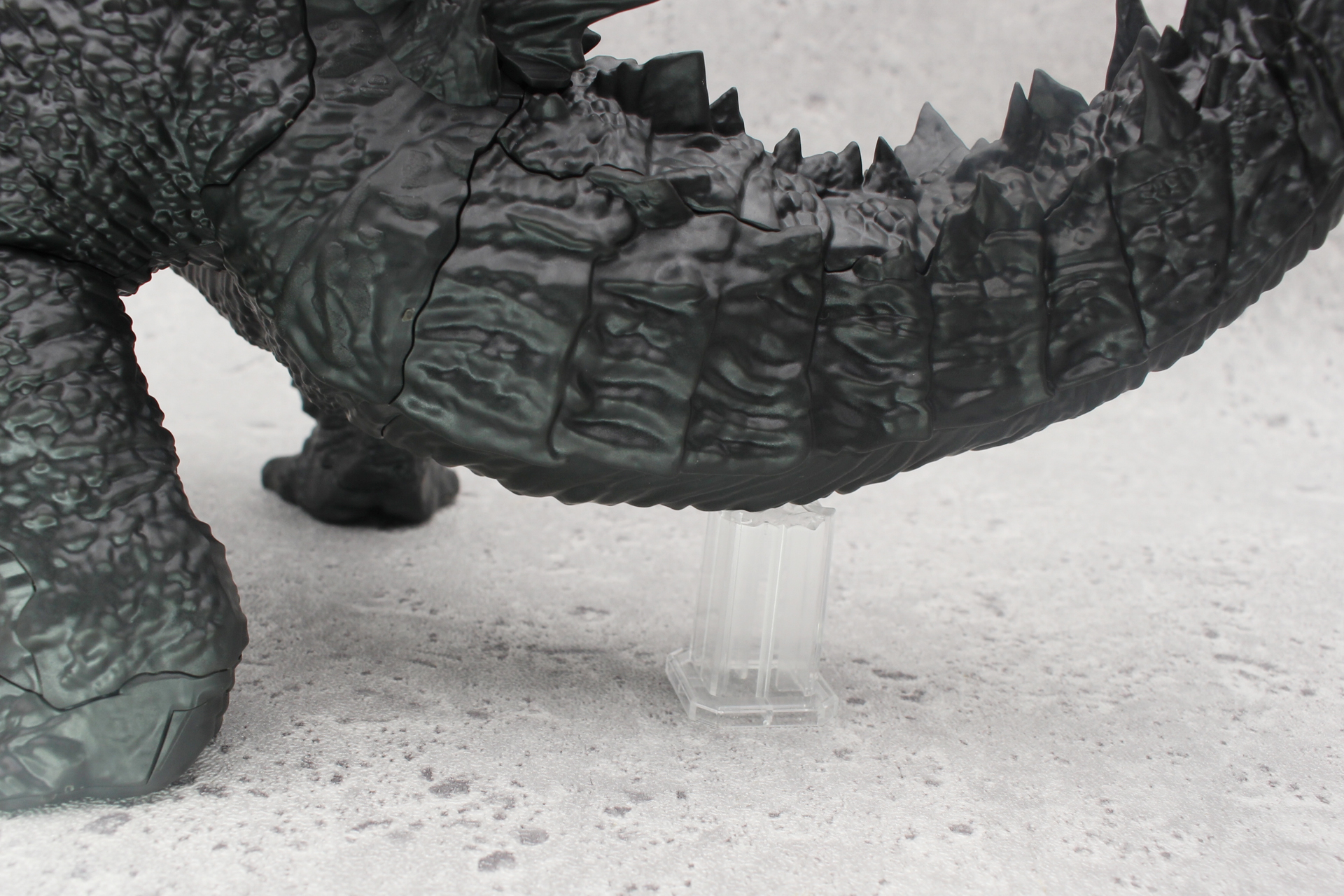 立たせるには短く太いタイプの支柱を使用する