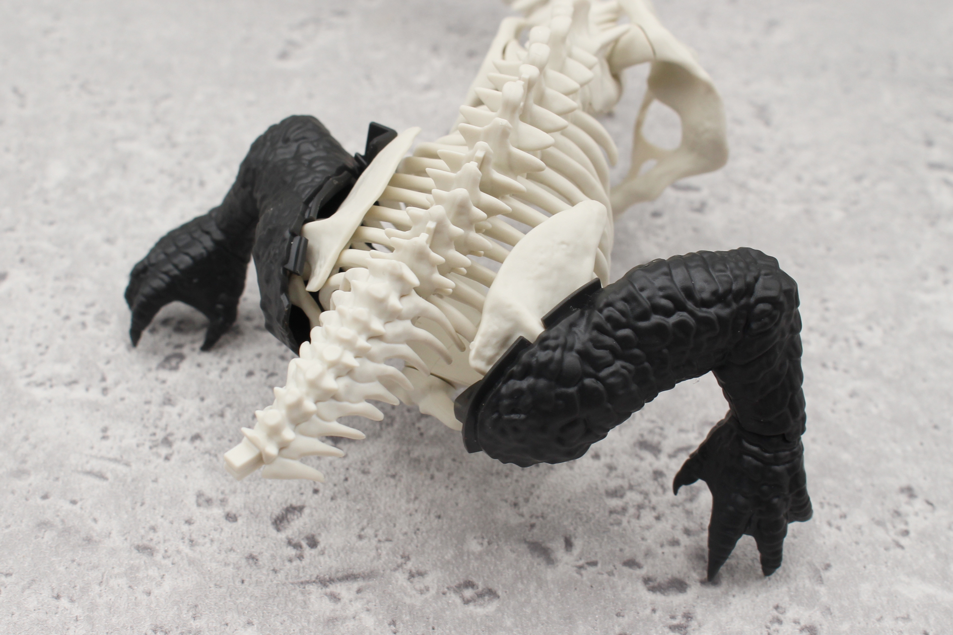 胴体の骨格に腕を取り付ける