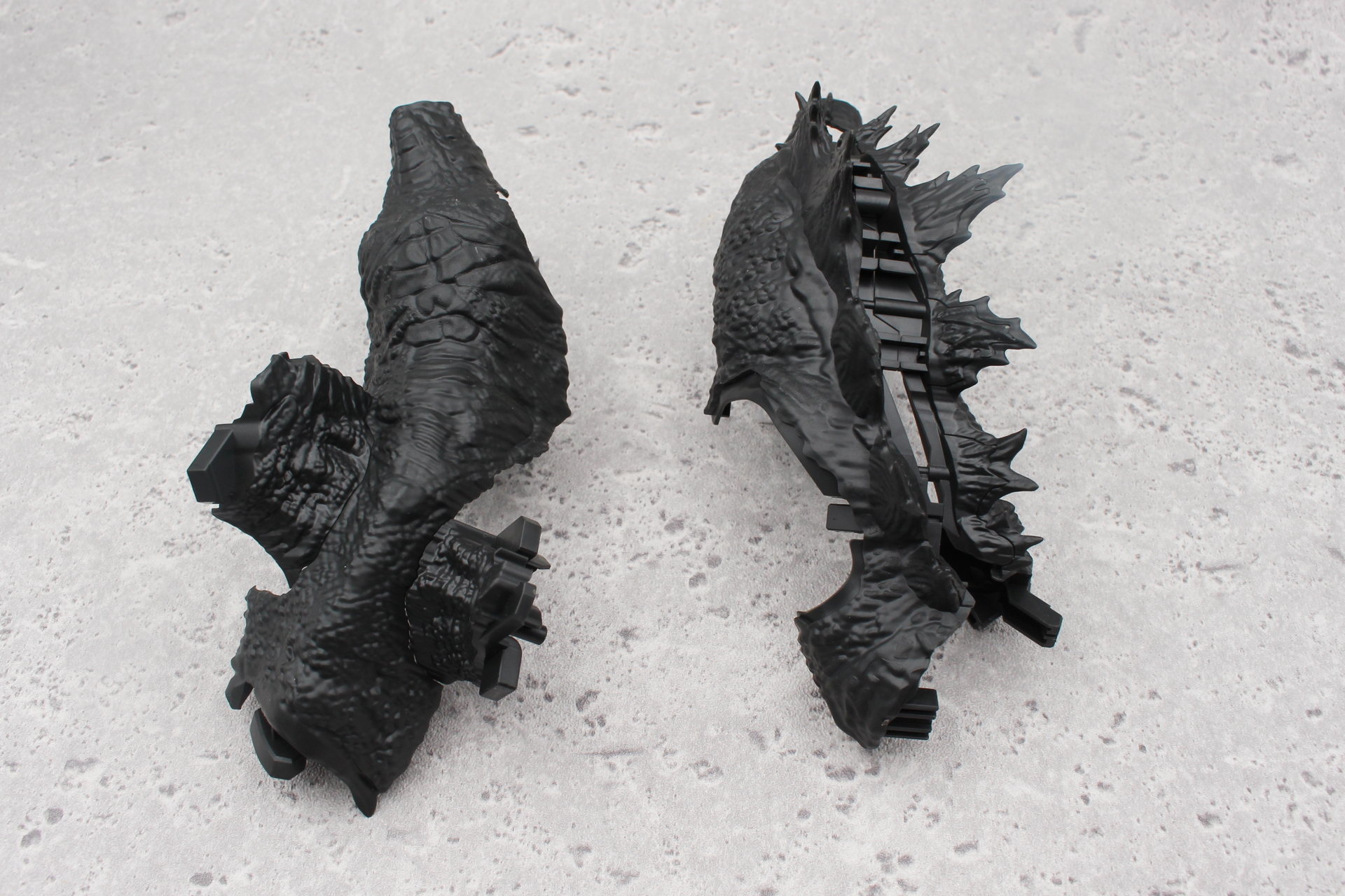 腹側の外皮に脚部のパーツを取り付け、背中側も組み立てる