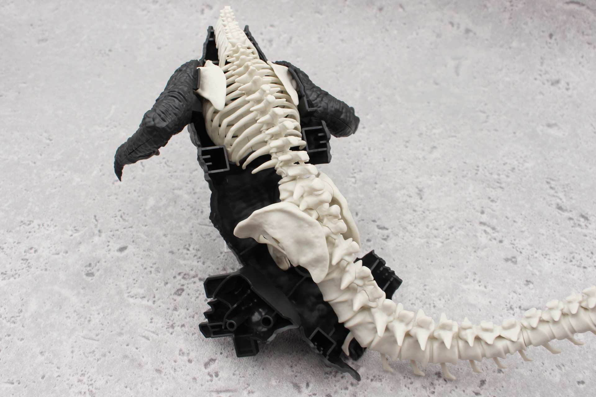 胴体の前後の外皮を取り付ける