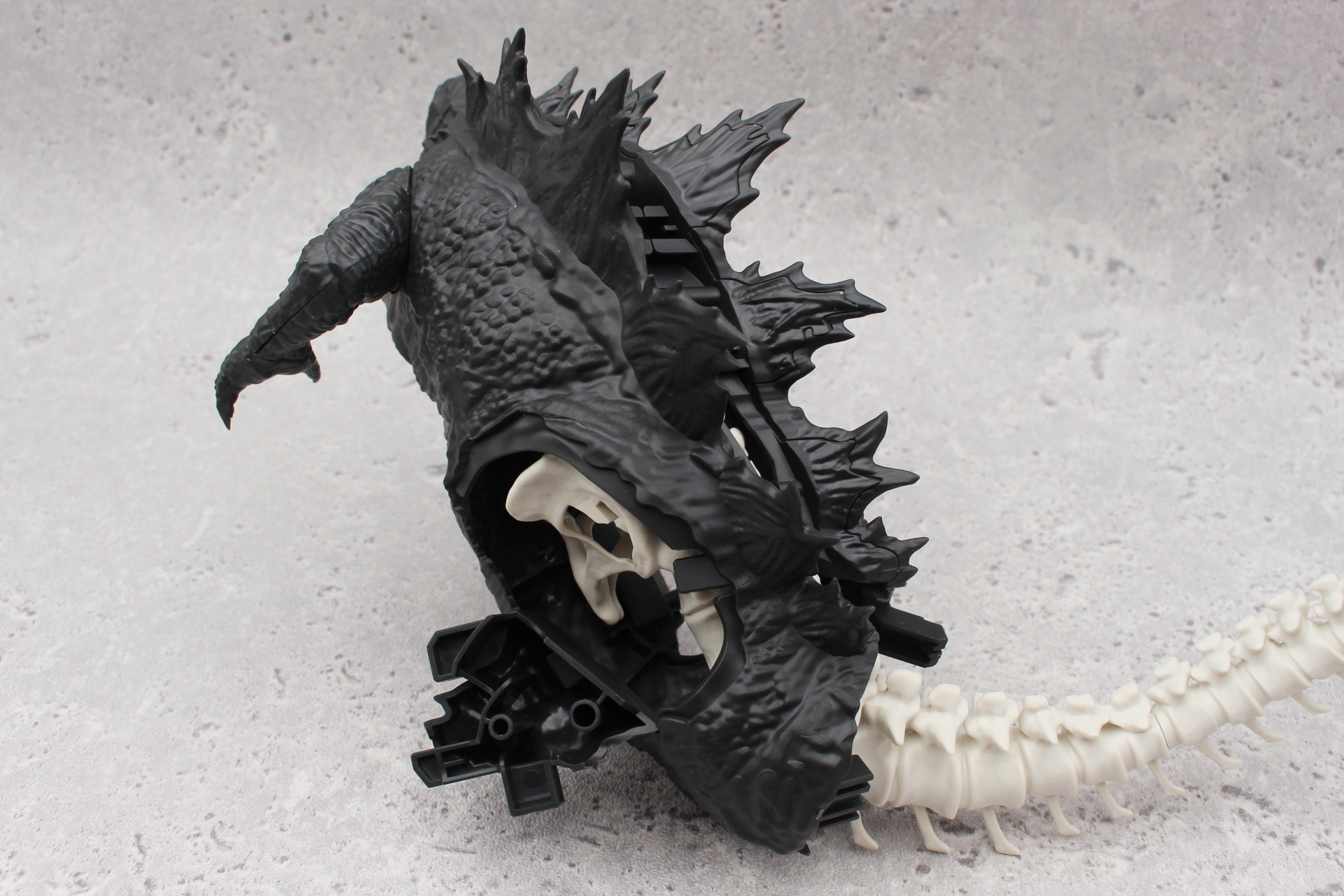 胴体の前後の外皮を取り付ける