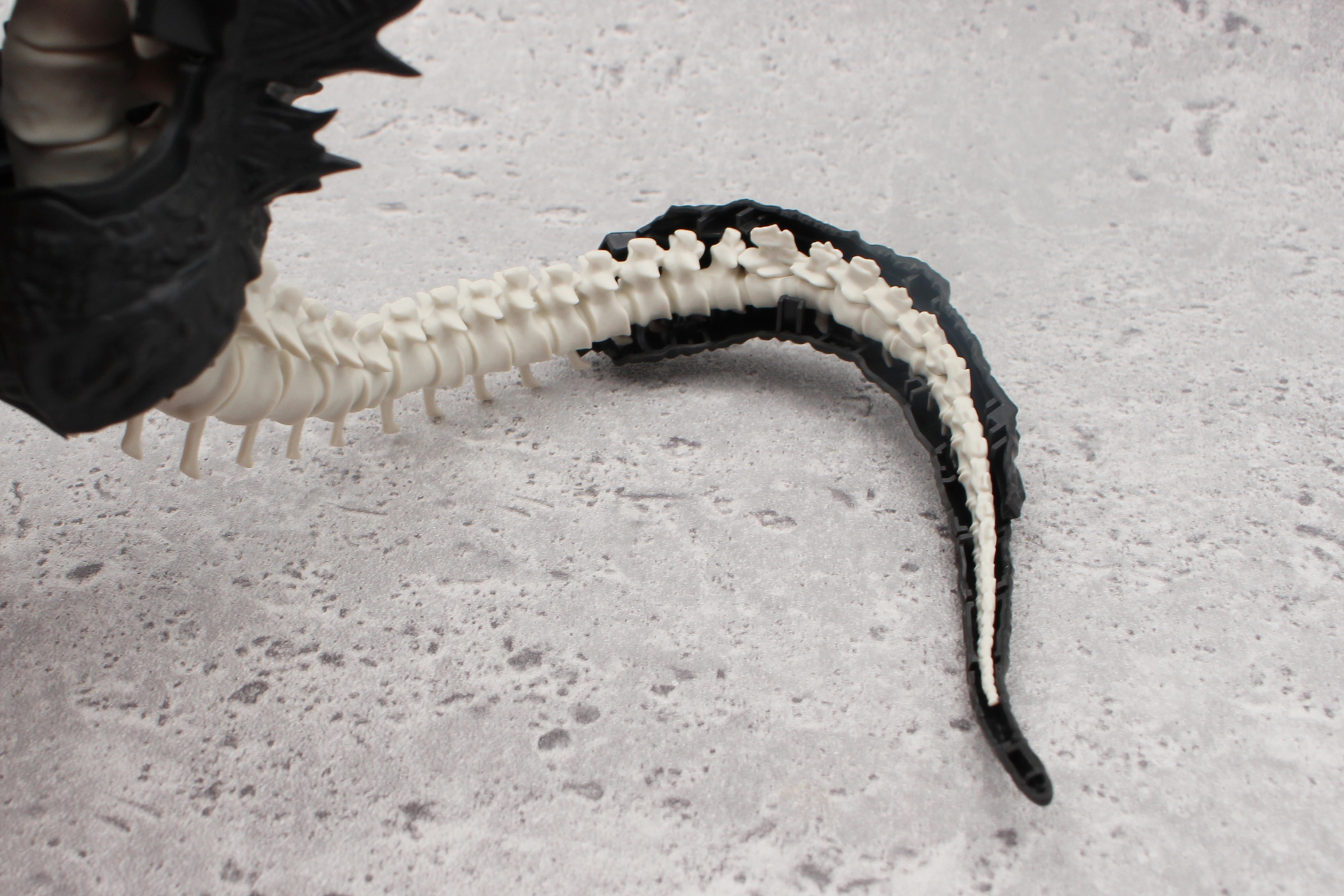 このような順で尻尾の外皮を取り付ける