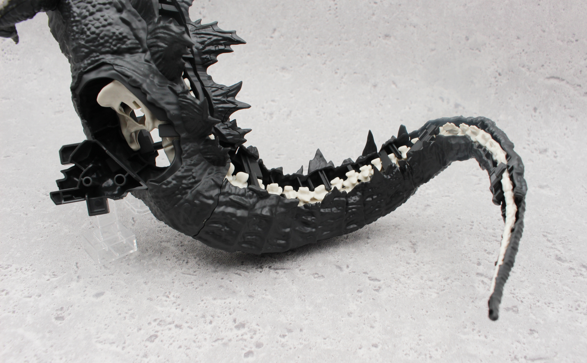 このような順で尻尾の外皮を取り付ける