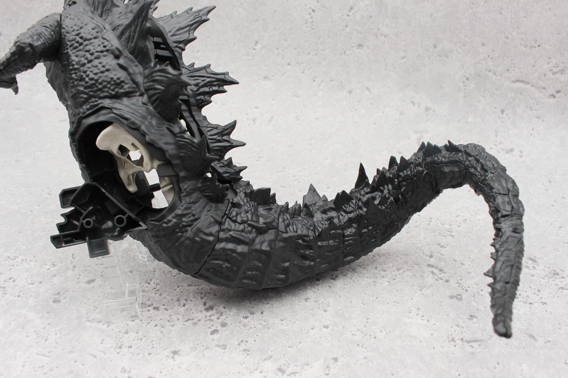 このような順で尻尾の外皮を取り付ける