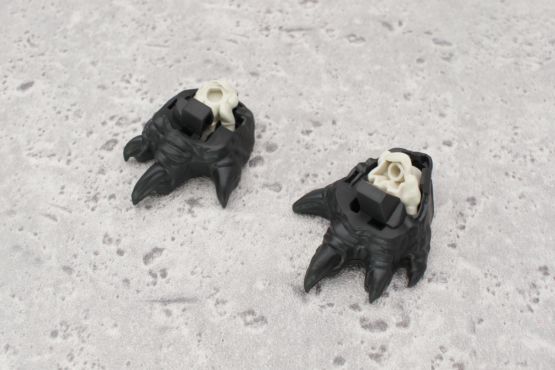 足首の外皮に骨を入れて組み立てる