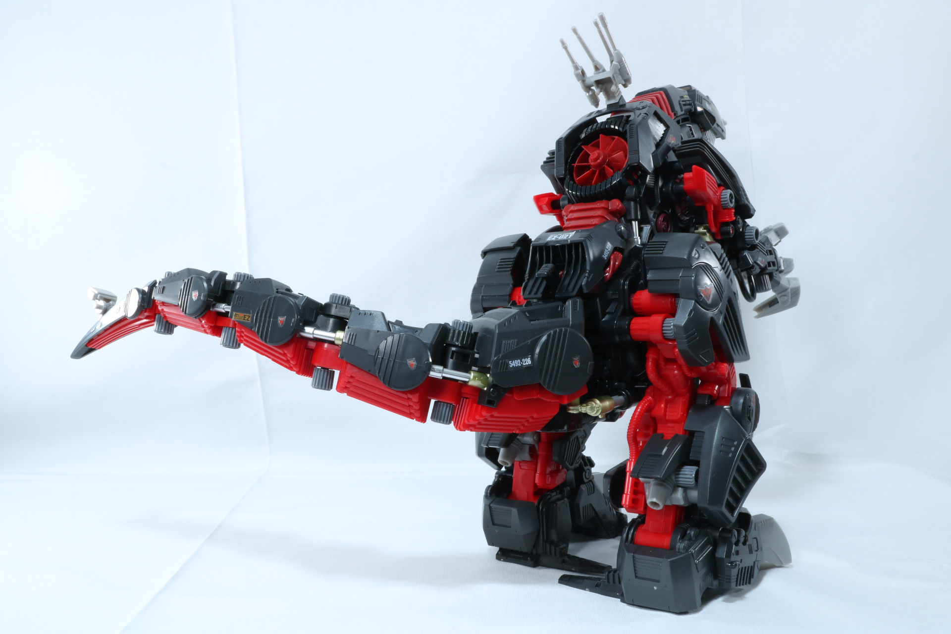 型番やガイロス帝国の国章を付けてディテールアップ