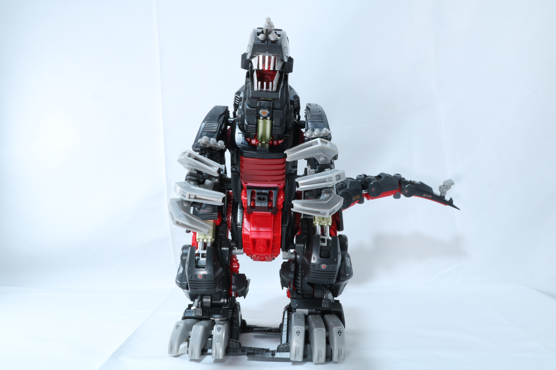 まさに巨竜といった迫力の造形美