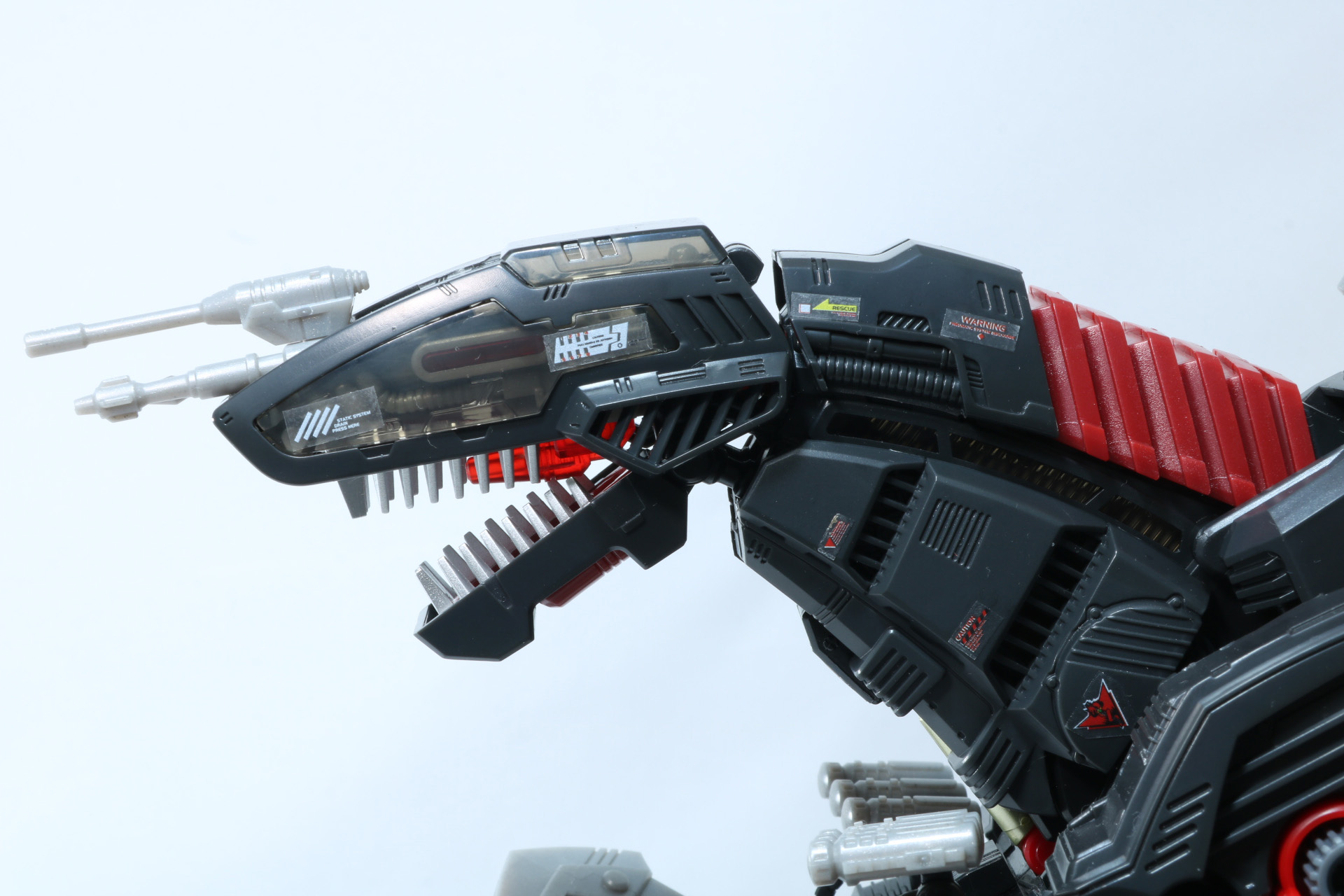 頭部は機械的で無機質な目は感情のない雰囲気で独特な恐ろしさがうかがえる