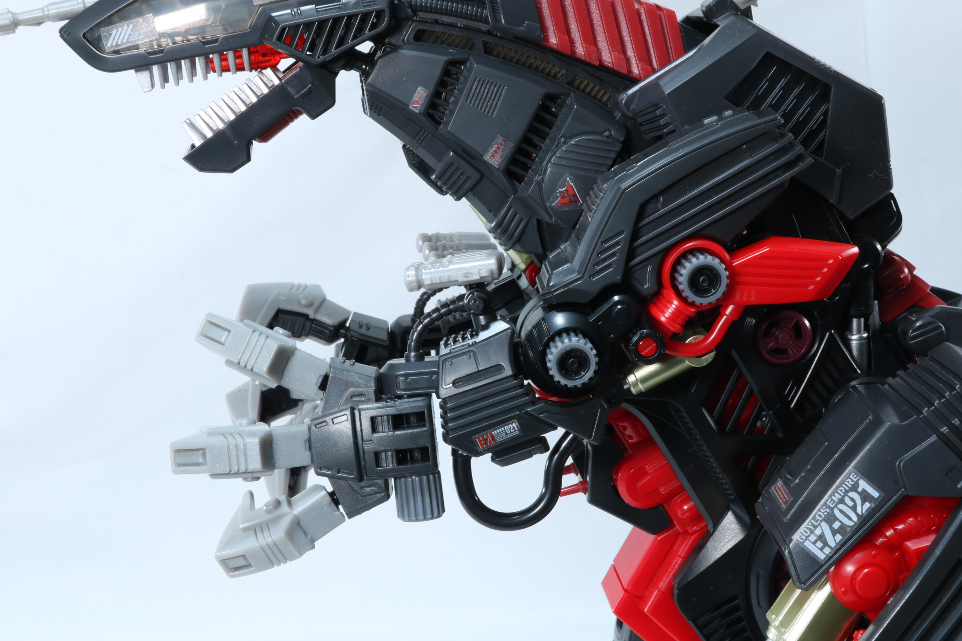 腕部は巨大な爪やチューブ造形などが細かく造形されている