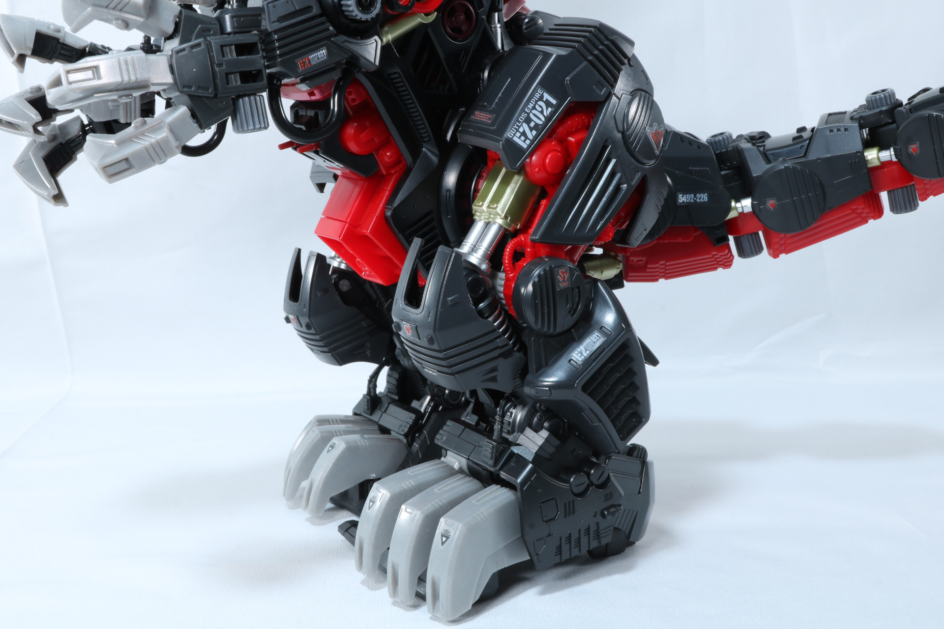 脚部はどっしりとした印象で、露出したシリンダーやアーマーの堅牢さが伝わってくる