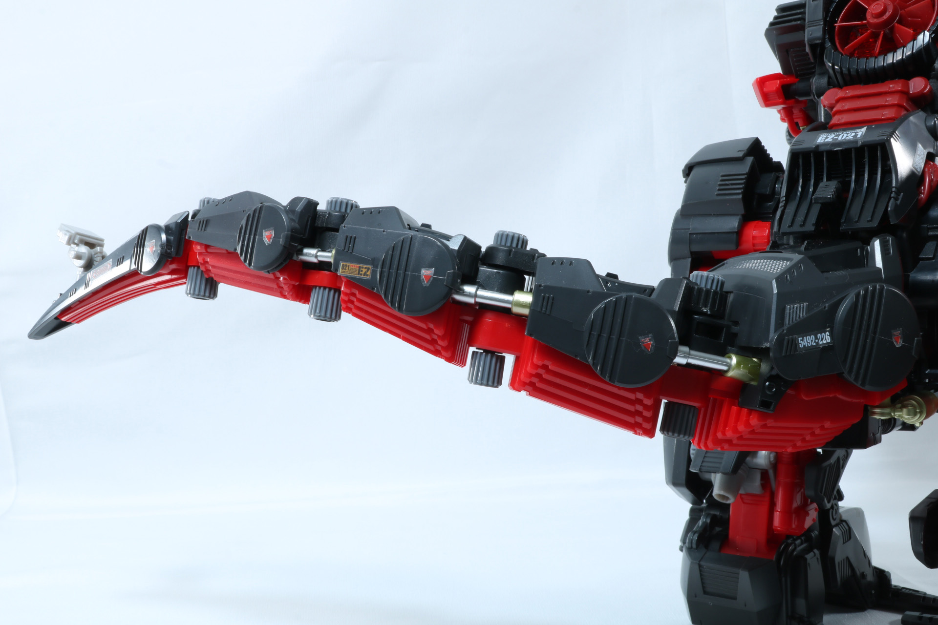 過去に発売されたキットにあった車輪パーツはなくなり、より自然な尻尾の状態となっている