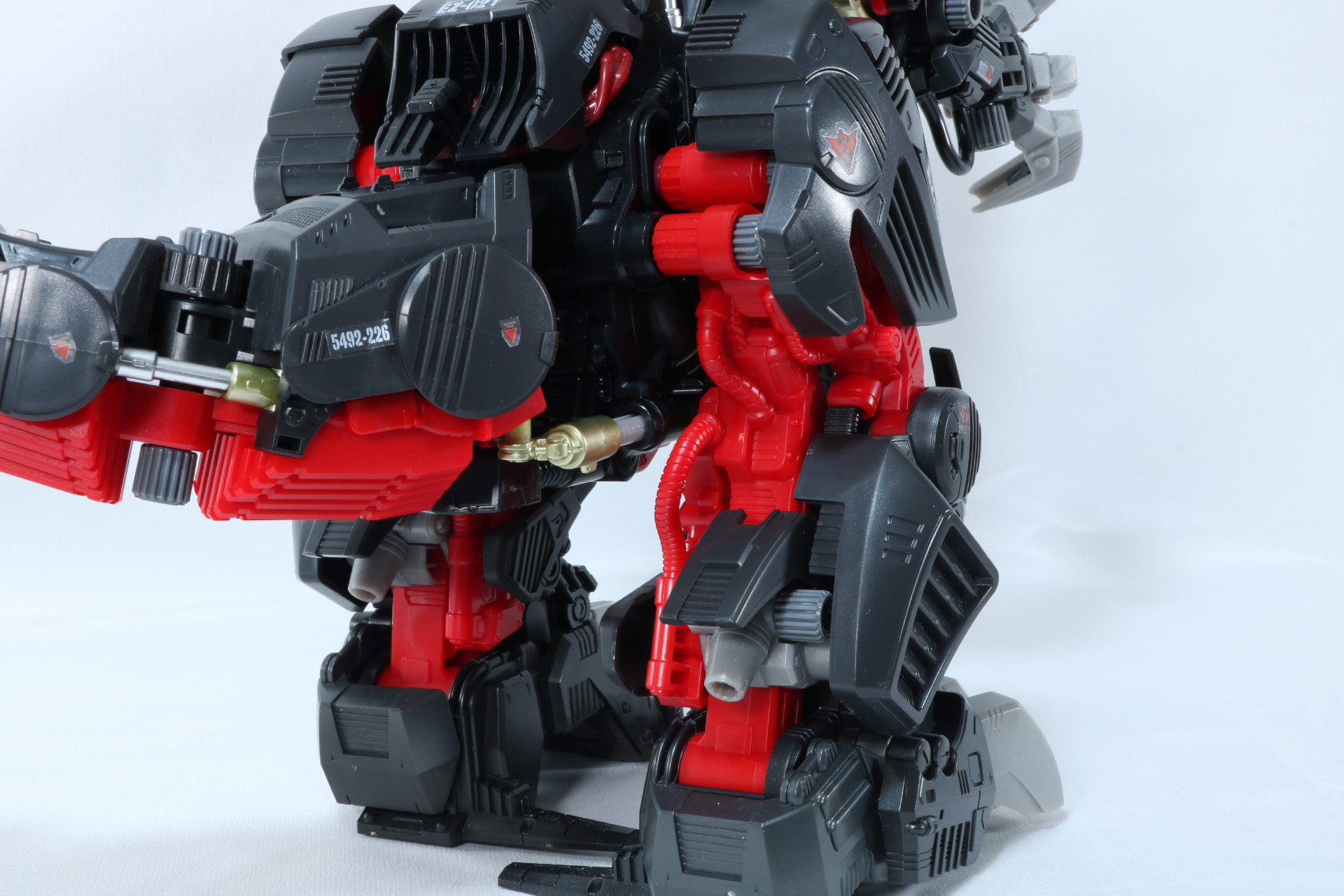 裏側にはチューブなどのメカ造形がしっかりと表現されている