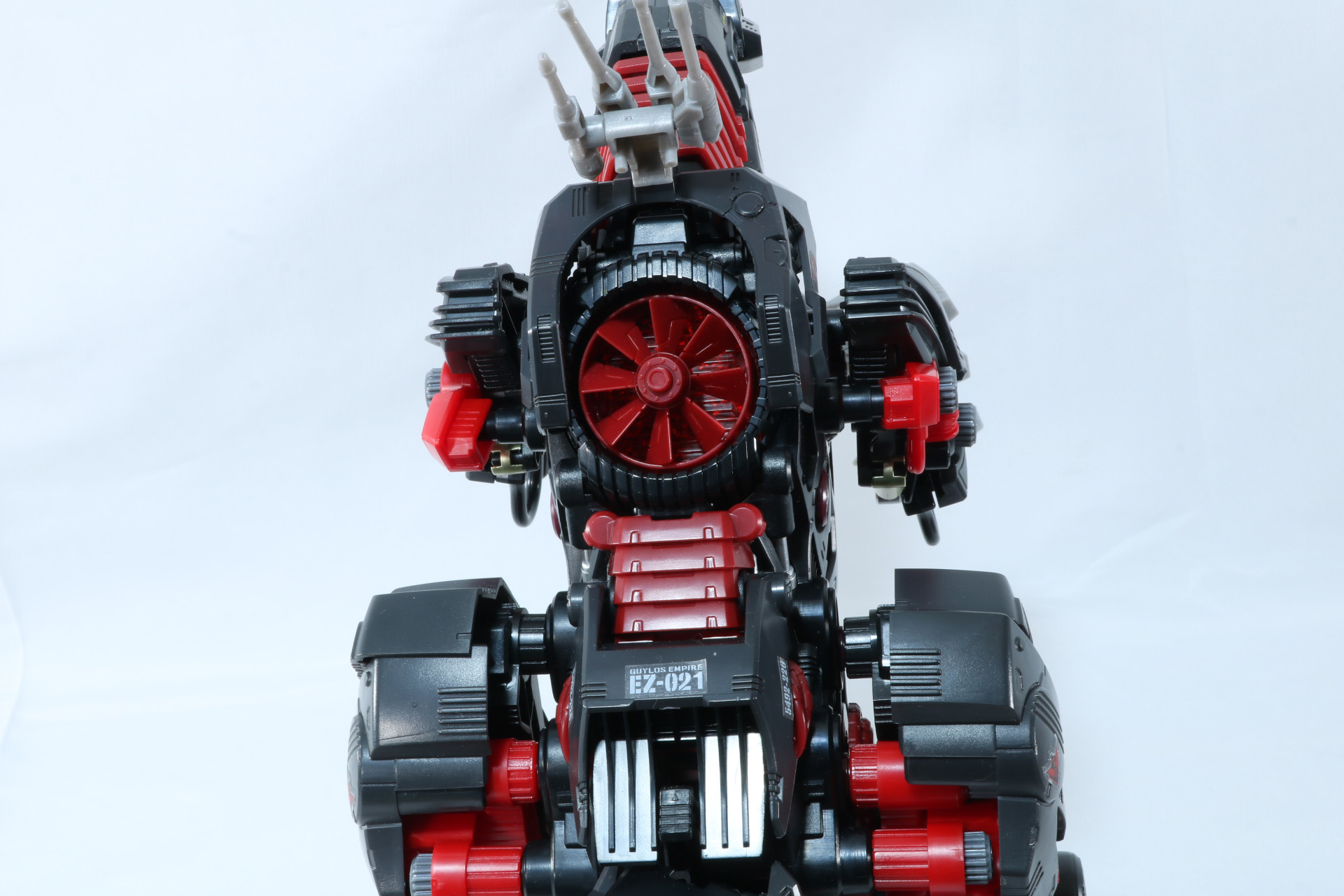 背中には荷電粒子強制吸入ファンを中心に16連装ミサイルランチャー、リニアレーザーガンと武装化された造形が光る