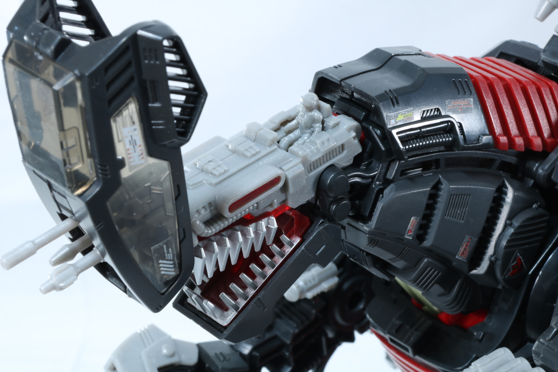 頭部コックピットハッチは開閉可能。コックピットにパイロットフィギュアを乗せることもできる