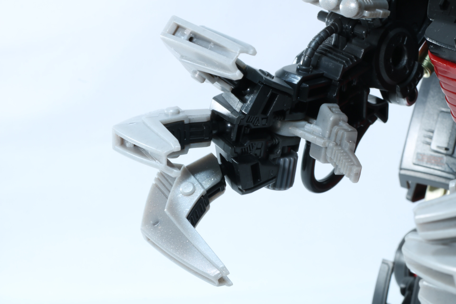 強靭な爪はフレキシブルに動き、内側の爪も展開。物をつかむ動きも可能