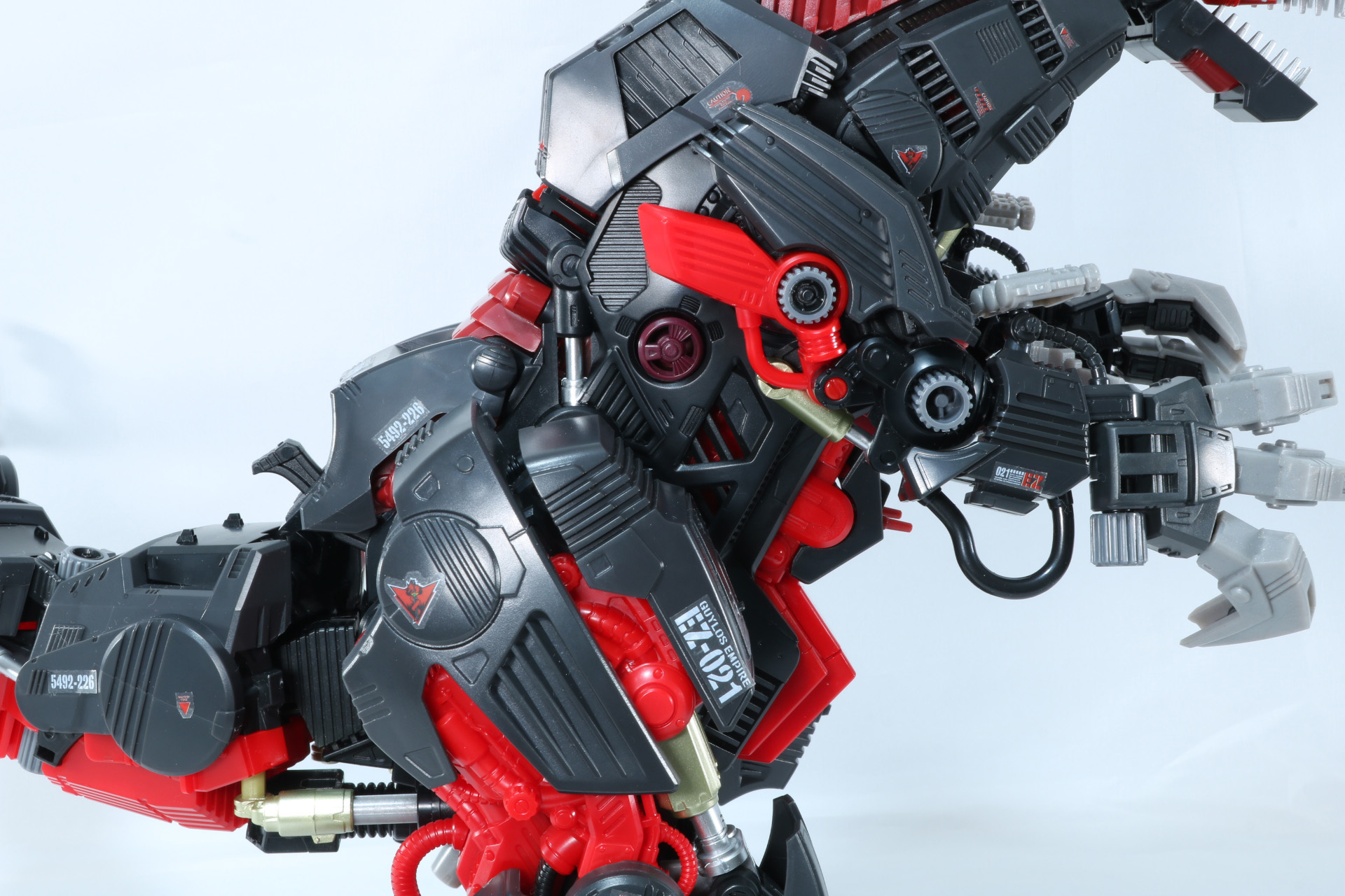 頭部は機械的で無機質な目は感情のない雰囲気で独特な恐ろしさがうかがえる