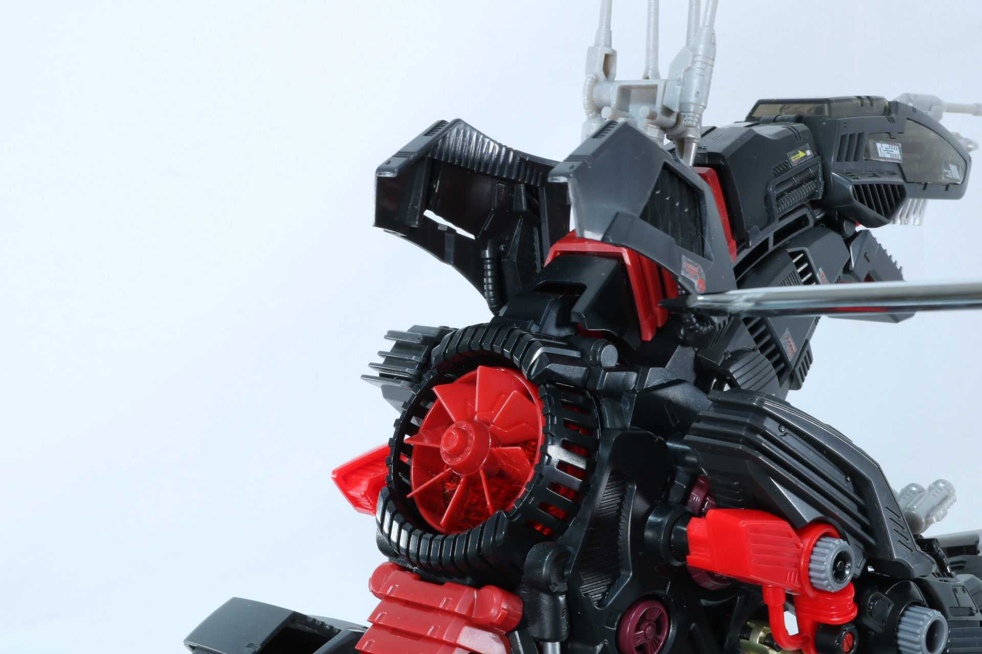 荷電粒子強制吸入ファンアーマーが歩行に合わせて動く箇所でもあり、大きく開くことができる