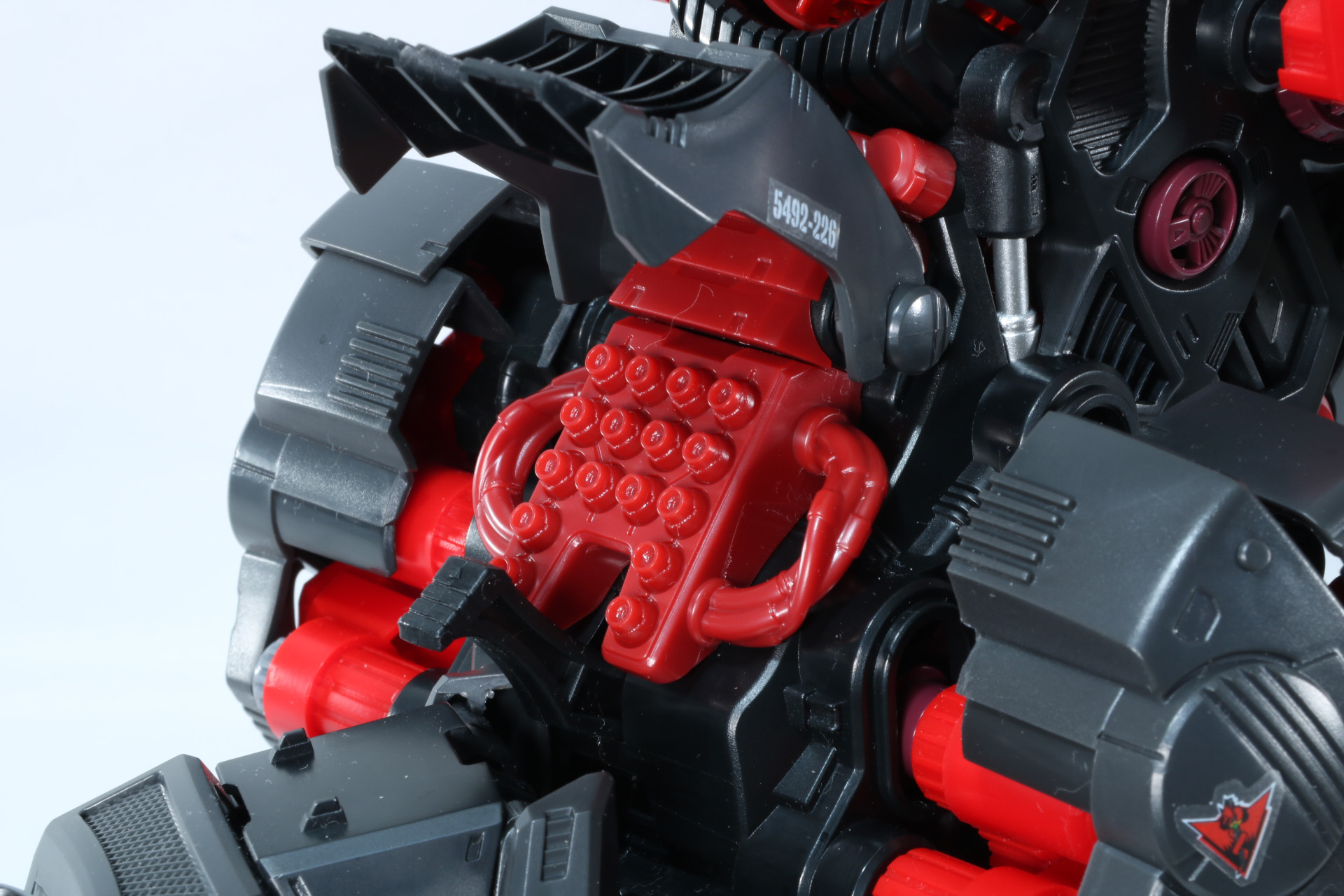 腰部の16連装ミサイルランチャーカバーも展開