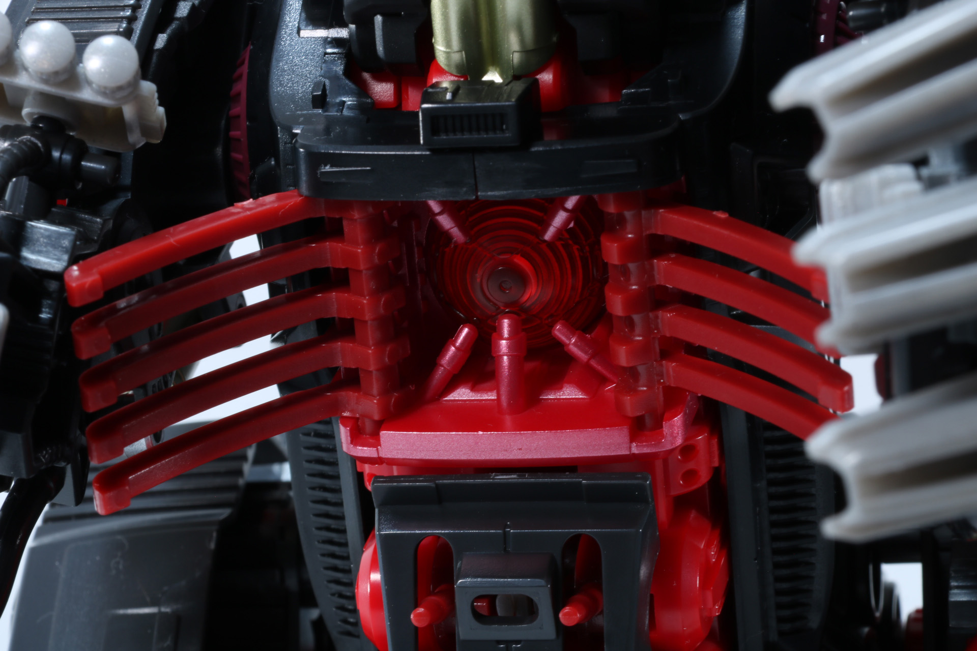 胸部ゾイドコアハッチは肋骨を彷彿とさせ、「ゾイド」の命といえるゾイドコアもしっかりと再現されている