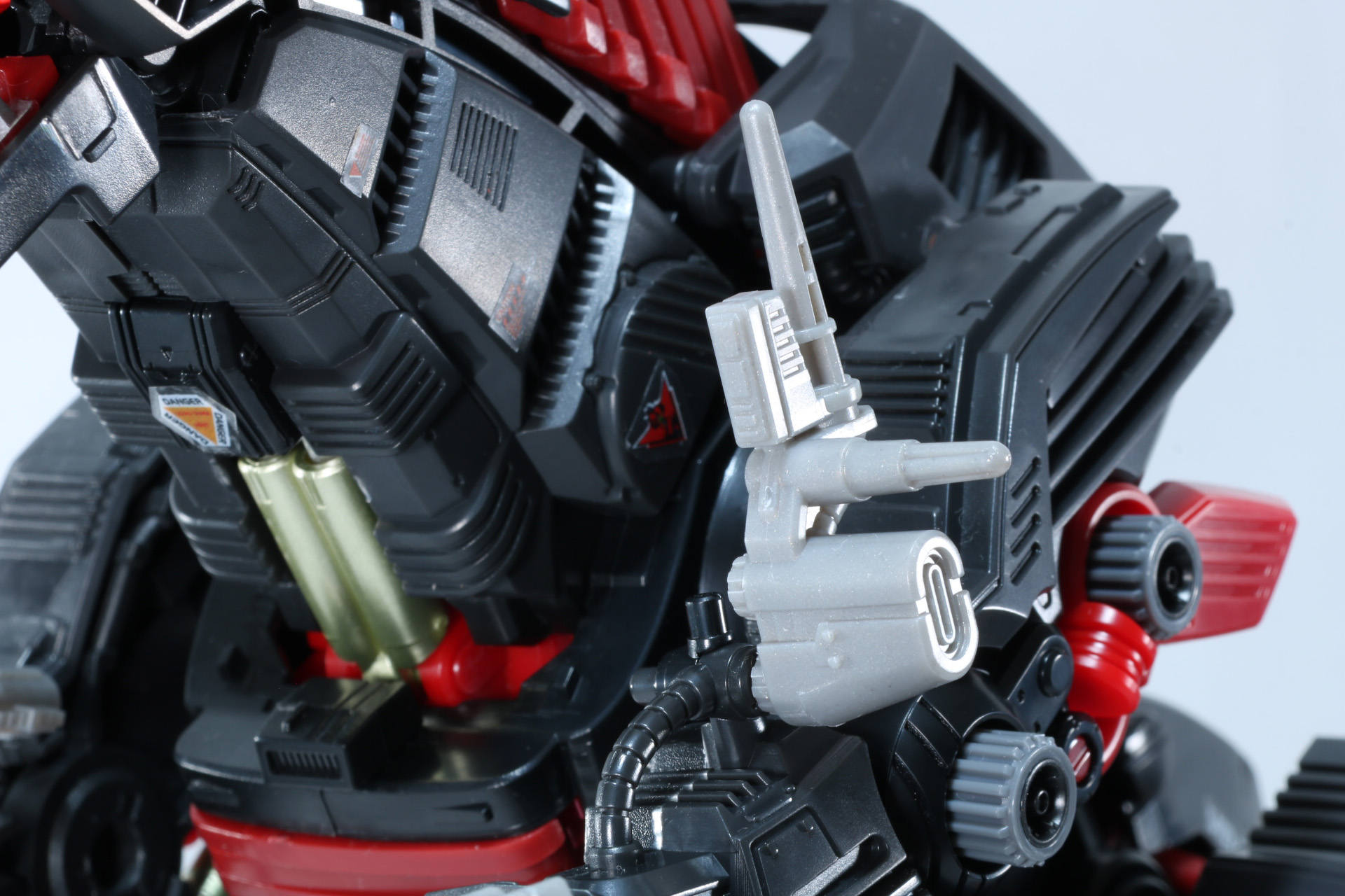 腕部のミサイルポッドを複合センサーユニットに変えることもできる