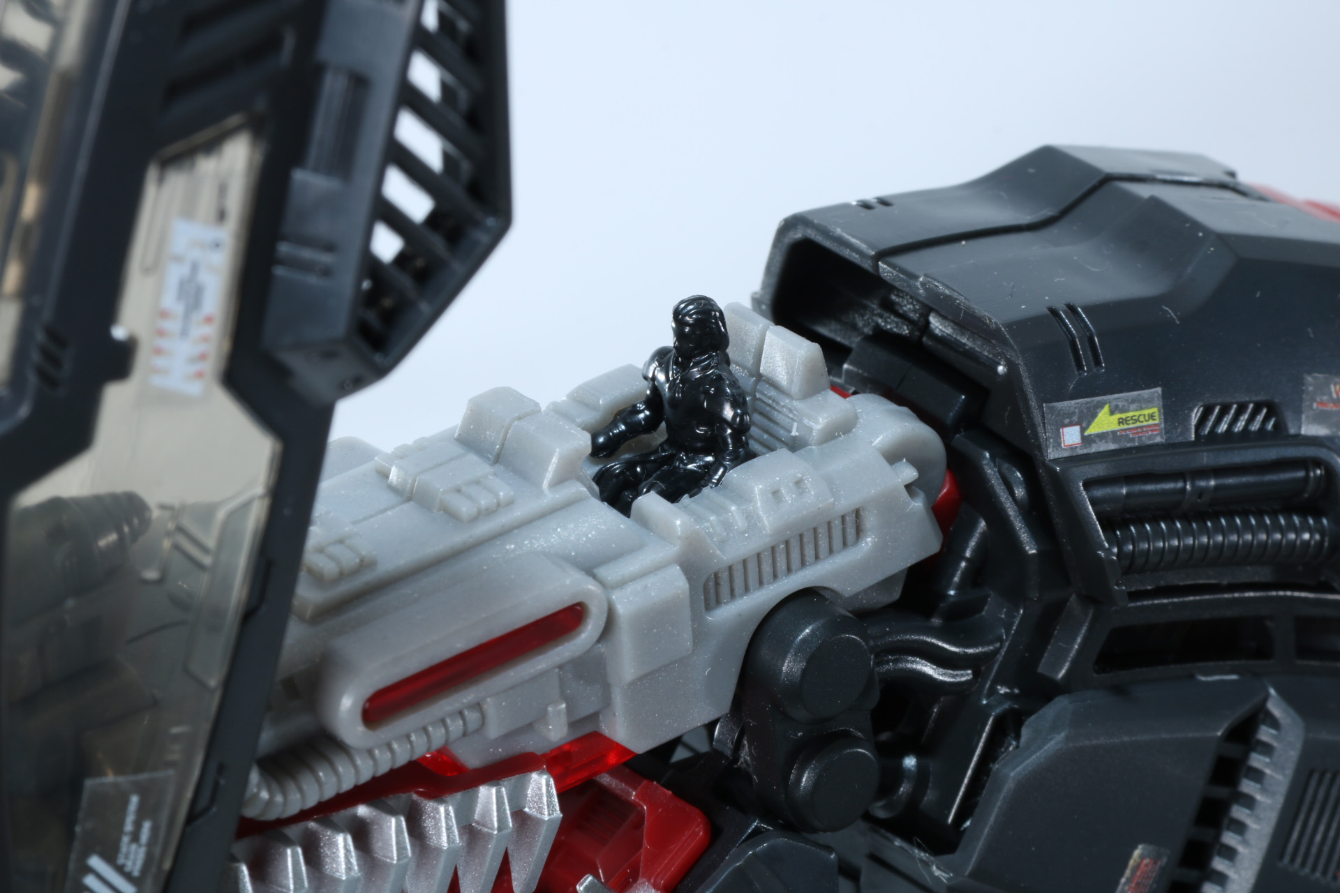 ギュンター・プロイツェンのパイロットフィギュアはコックピットなどに座った姿も収録