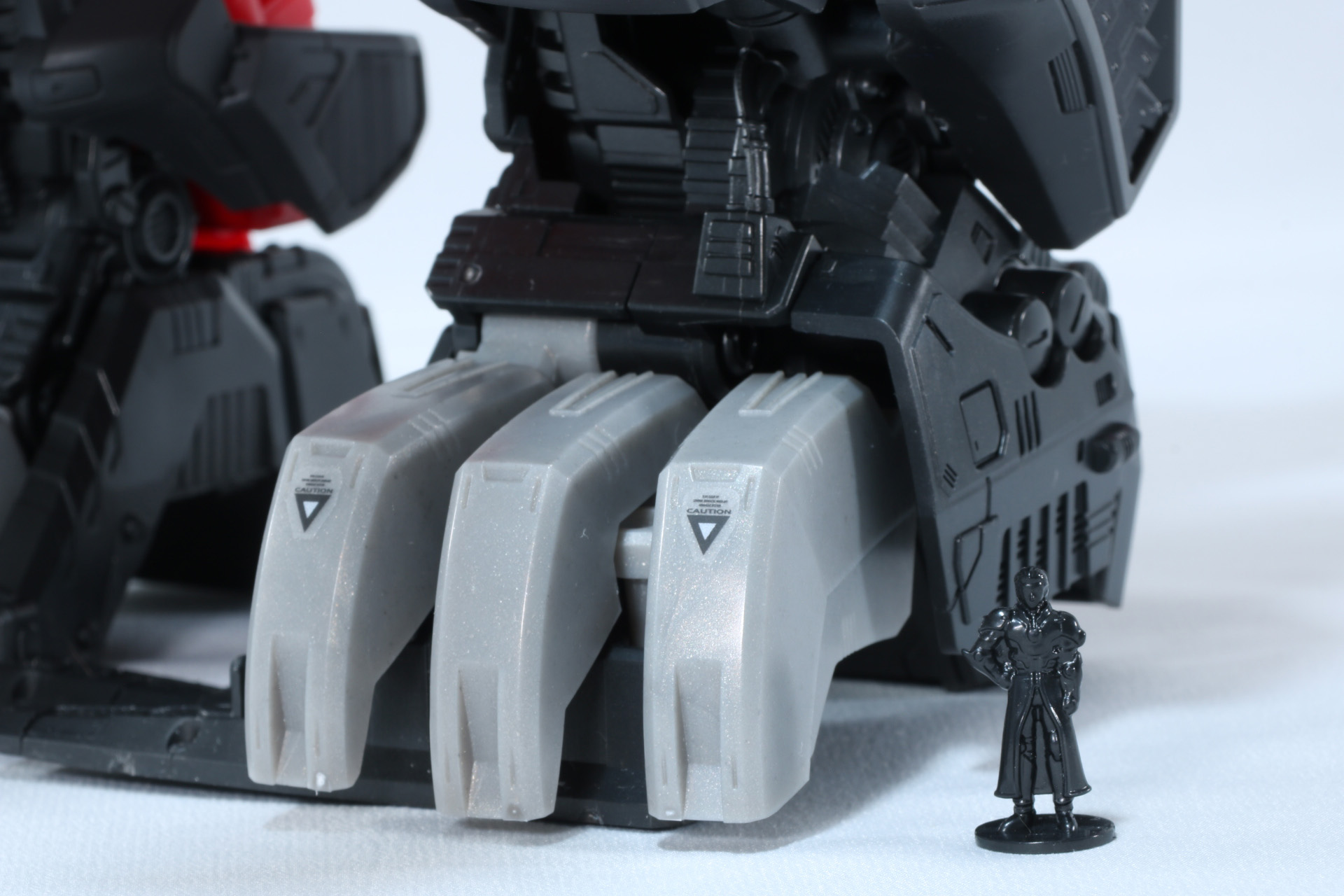 ギュンター・プロイツェンの立ち姿パイロットフィギュア。「AZ-07 デスザウラー」と比較すると足の爪よりも小さい