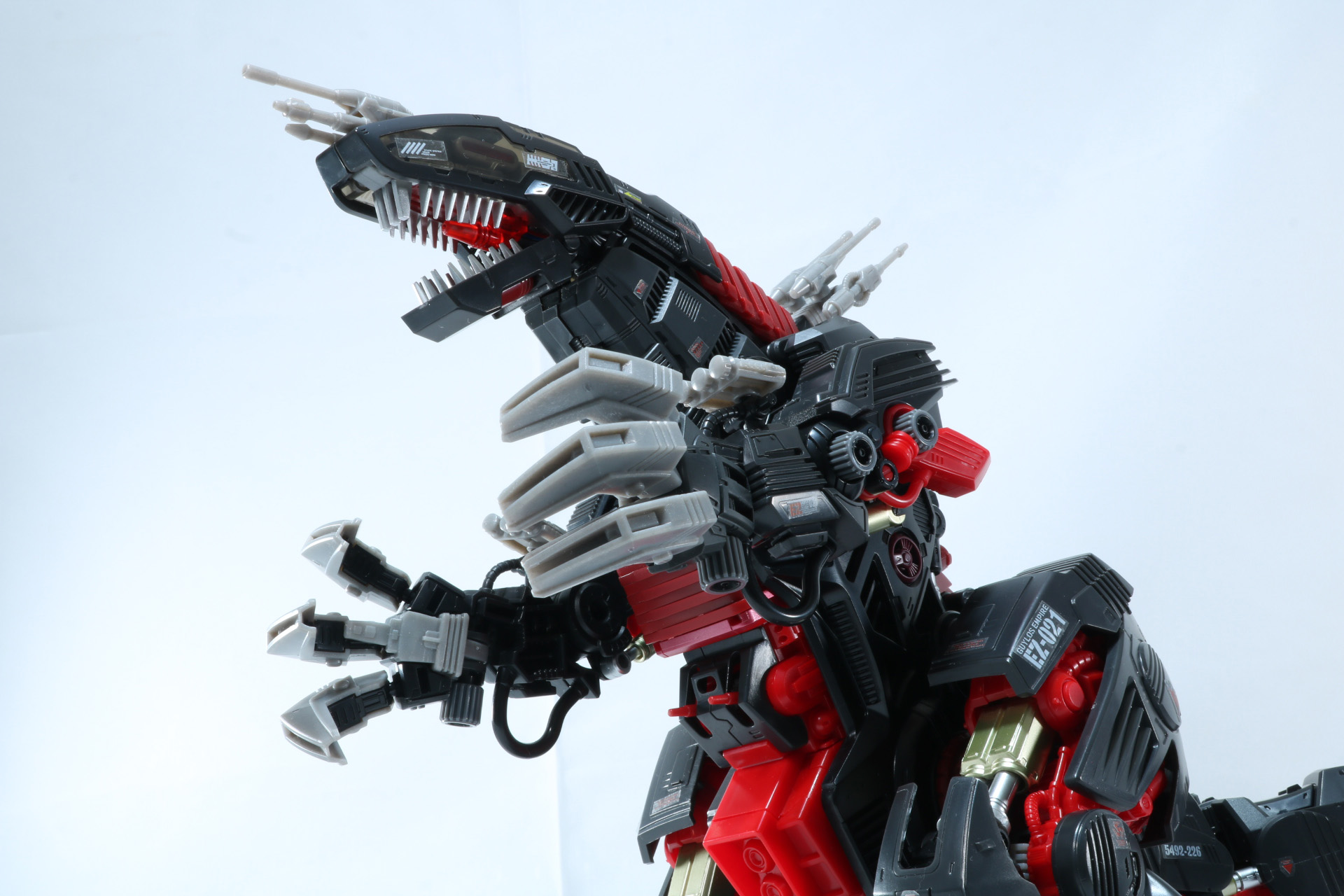 あおりの視点ではアニメの巨大感が感じられる