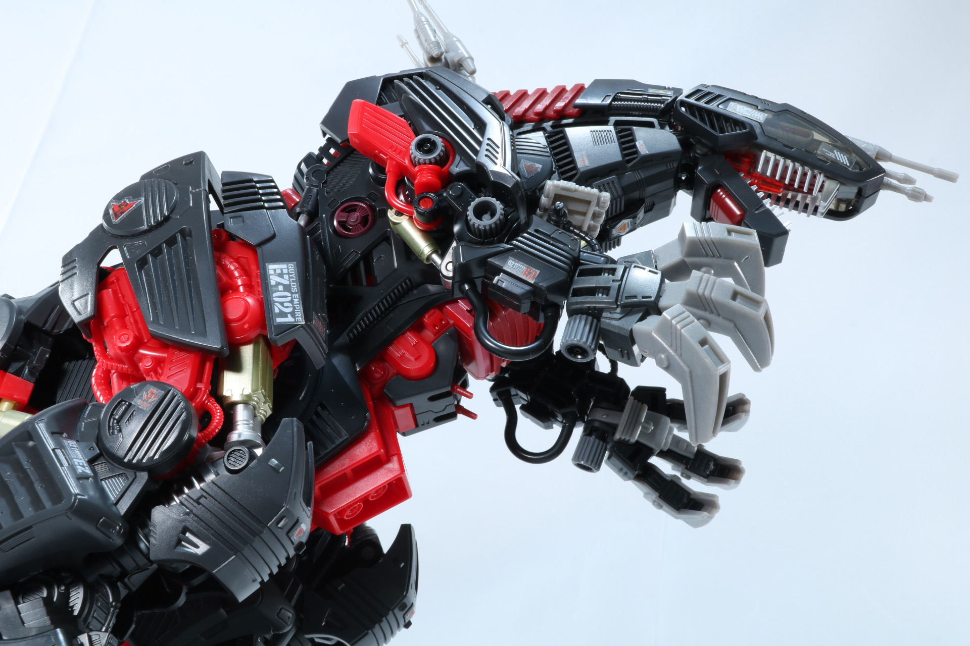 メカの緻密な造形と巨大感が