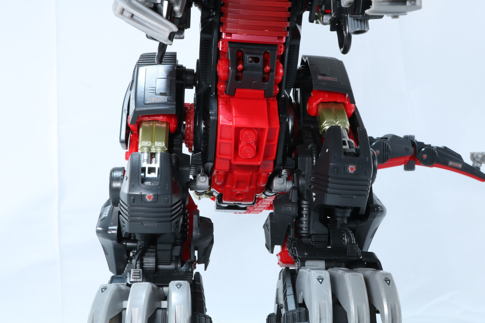 足元を撮影。強靭な脚部で今にも踏みつぶされそうな存在感を放つ