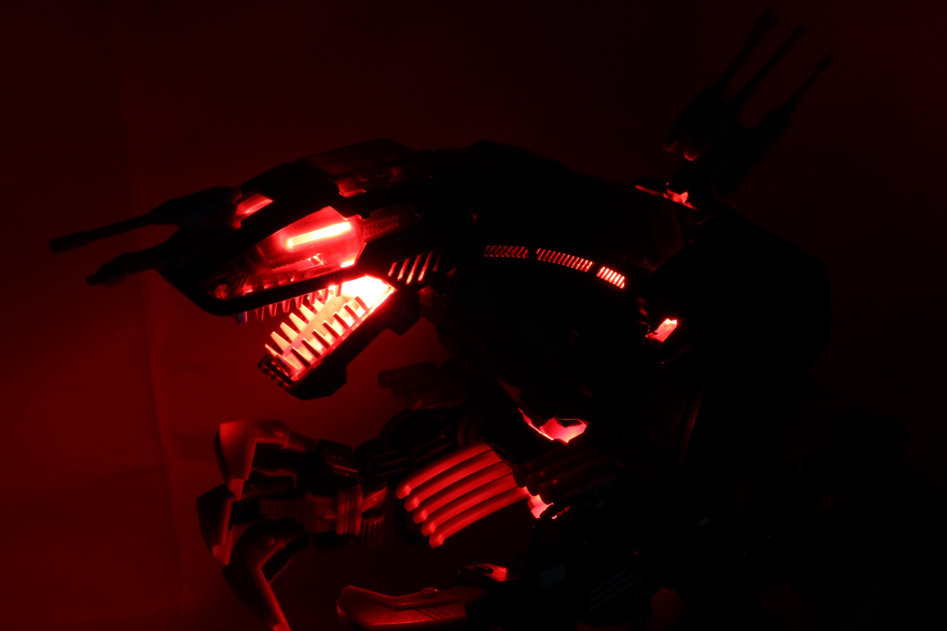 俯瞰から見た際の表情の怪しさも魅力的