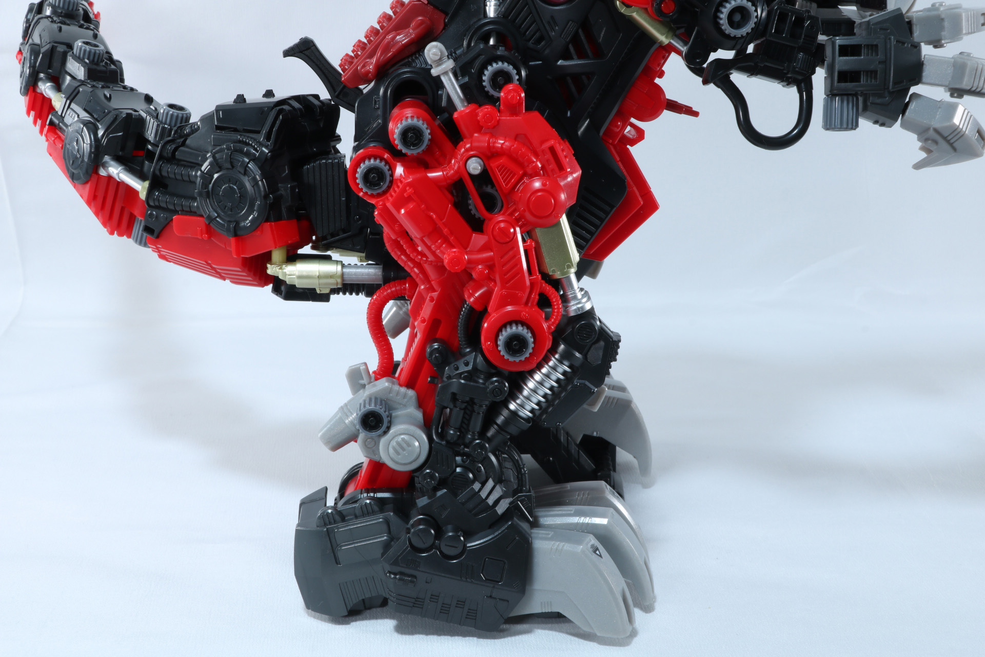 複雑なリンクを組んだ脚部は巨大なスプリングなど巨体を支えるメカニズムに説得力持たせる造形が確認できる