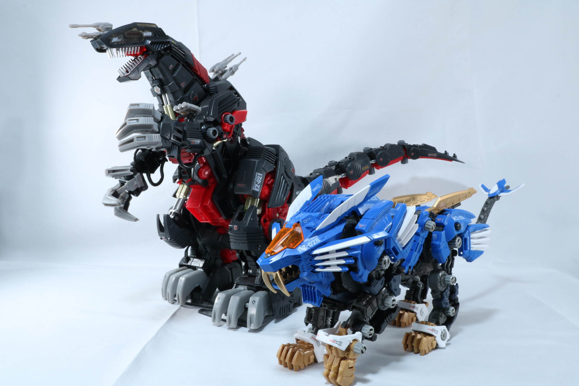 「AZ-01 ブレードライガー」と比較。並べて見ても破格の大きさ見せつける「デスザウラー」