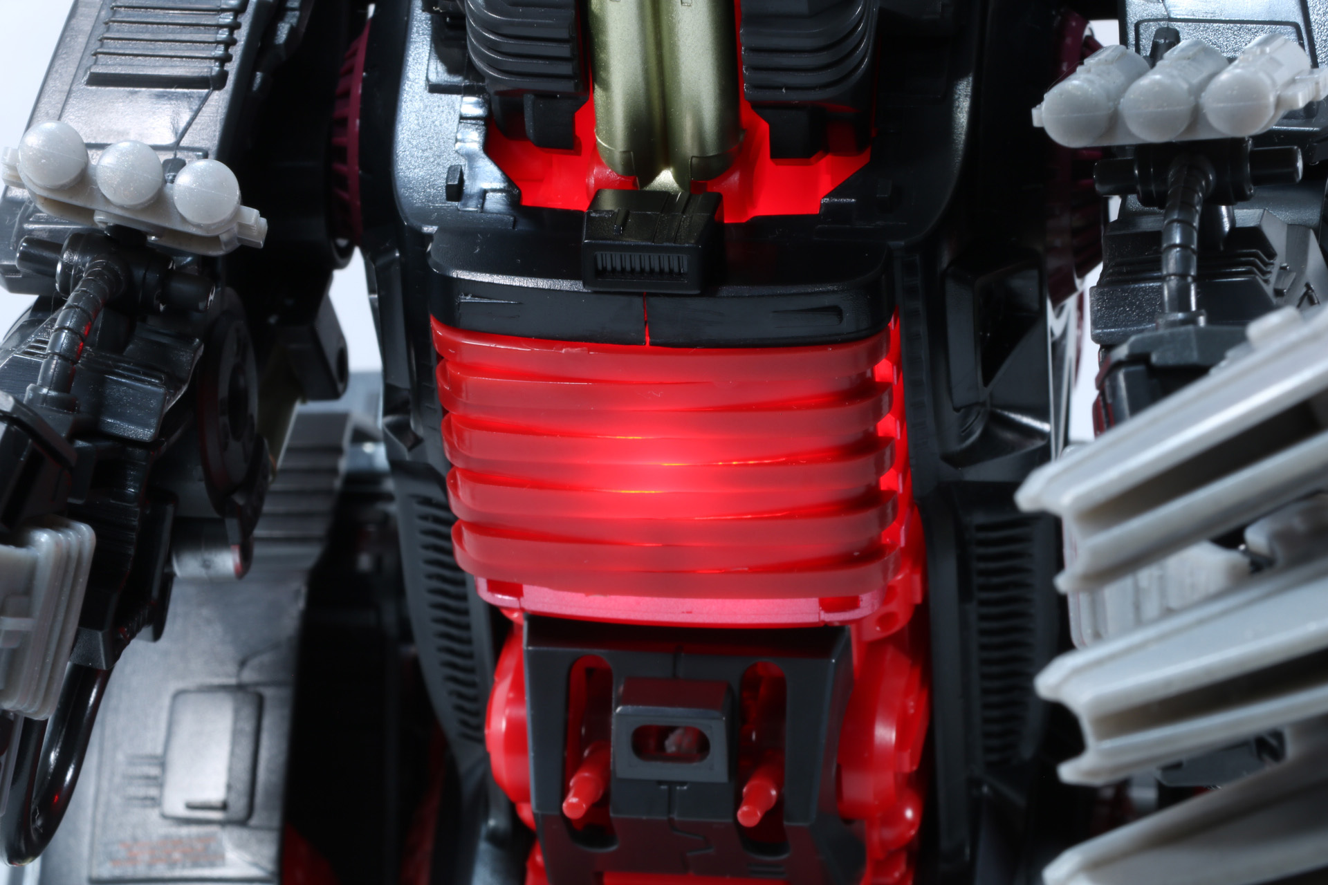 胸部ゾイドコアハッチを占めた状態からでも光っているのがわかる