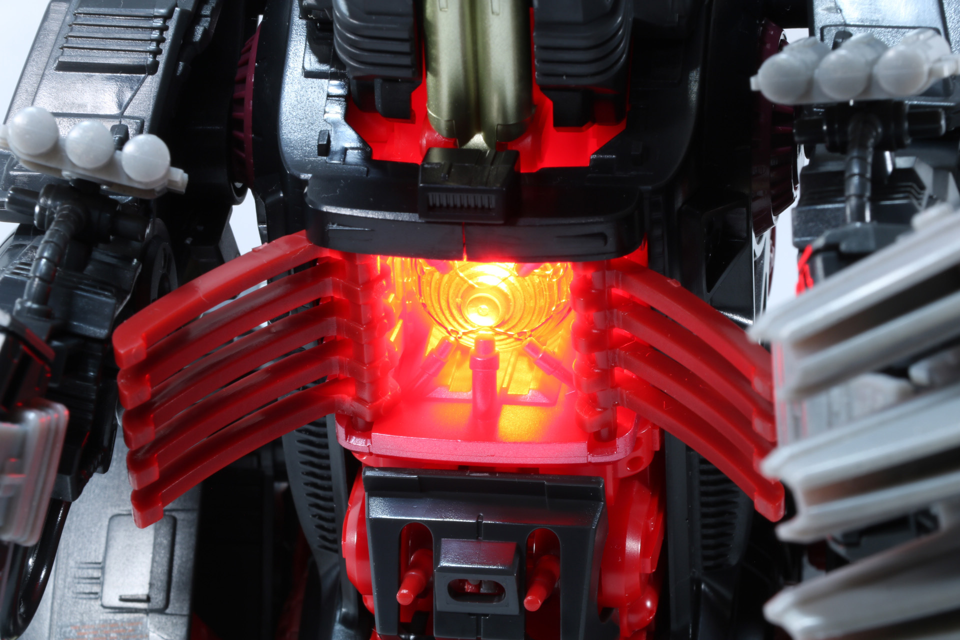 ハッチを開くと、赤く点滅するゾイドコアが