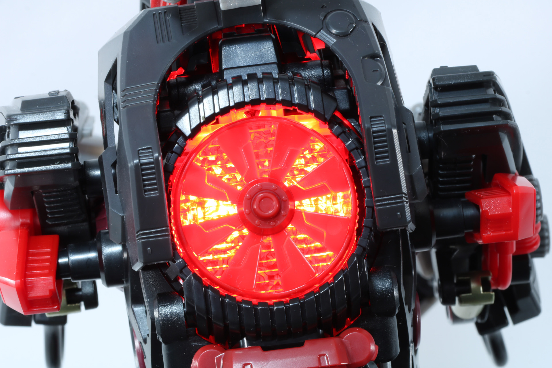 背部の荷電粒子強制吸入ファンでは発光部分が大きく見える