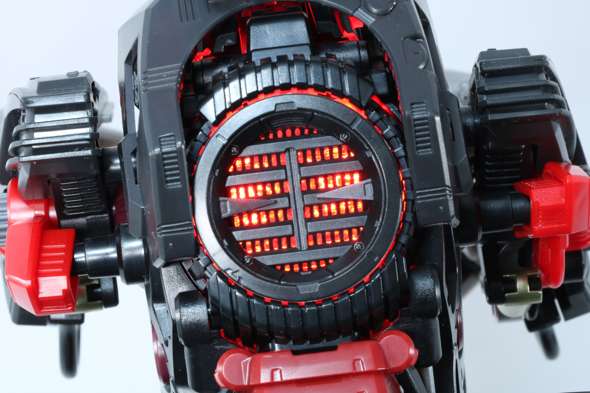 荷電粒子コンバーターでは光を抑えつつ、炉心のような危険な雰囲気を漂わせる