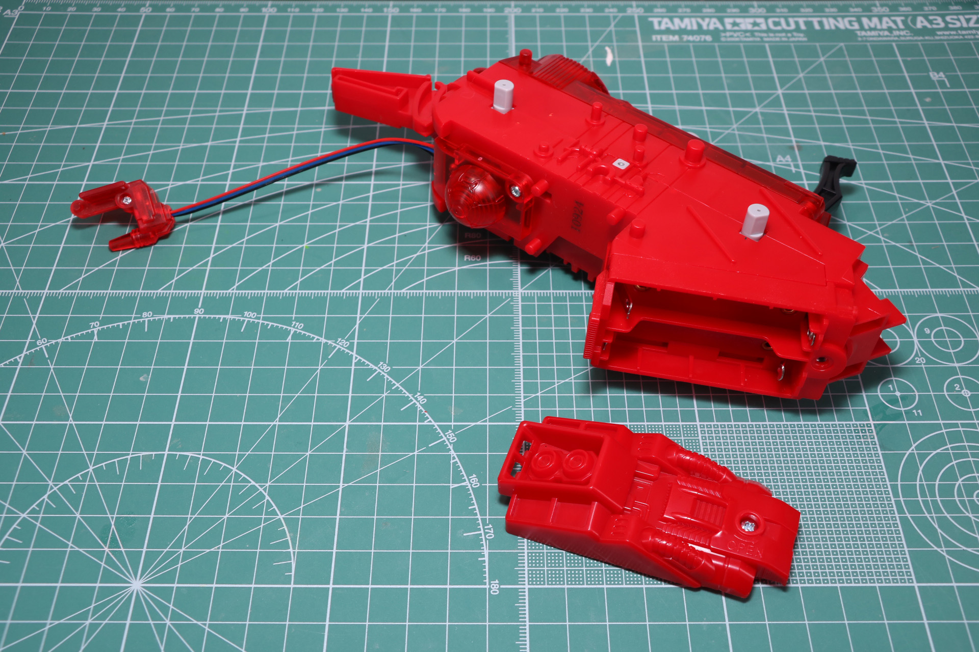 動力部ユニットの電池ボックスカバーを取り外す