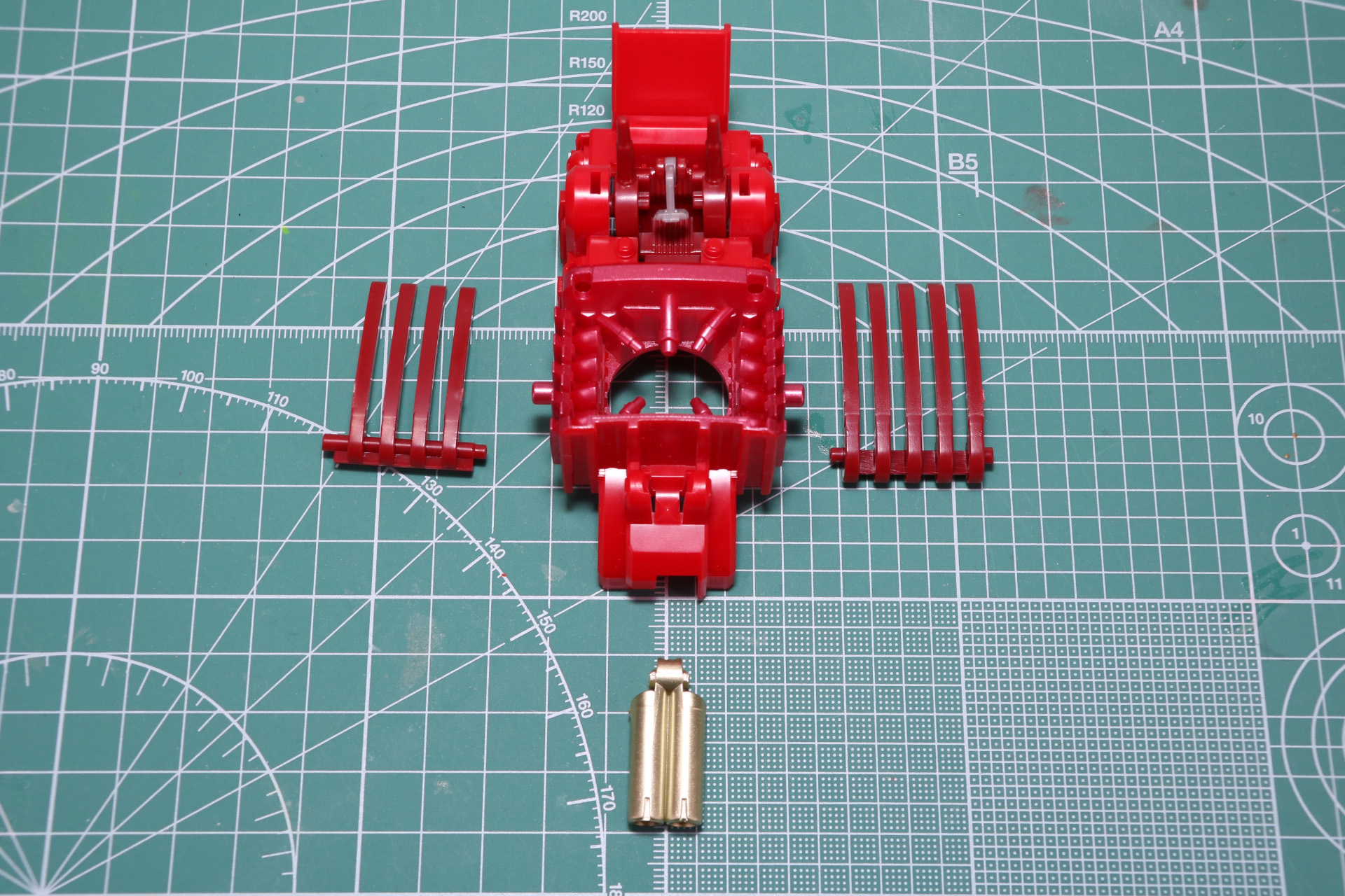 胸部のゾイドコアを覆う装甲、シリンダーを合わせる